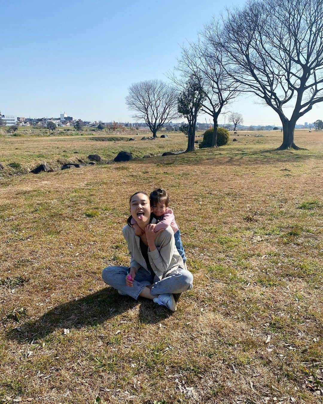 タヤネのインスタグラム：「Most of our weekends are like this🫧 Baby hairs ao vento💁🏻‍♀️  #weekend #sunnydays #momanddaughter #love #myforeverbabygirl #filha #amorincondicional #meugrude」