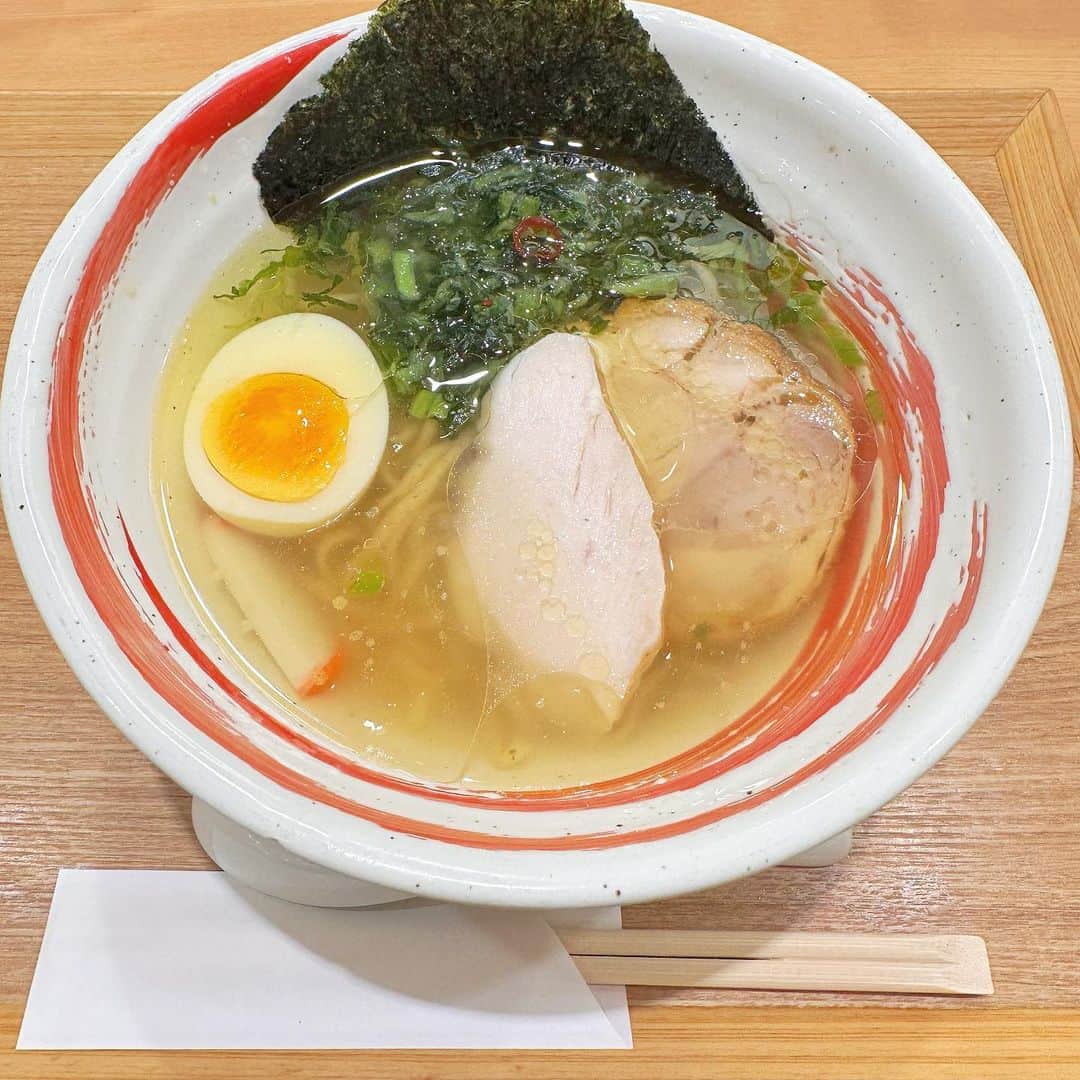八木沙季のインスタグラム：「🤍🤍  「麺屋 鳥しげ」の塩ラーメン🍜 めちゃくちゃおいしかった…🥹✨ また絶対食べたい！！！  #名古屋パルコ  #名古屋グルメ  #名古屋ランチ  #塩ラーメン  #麺屋鳥しげ」