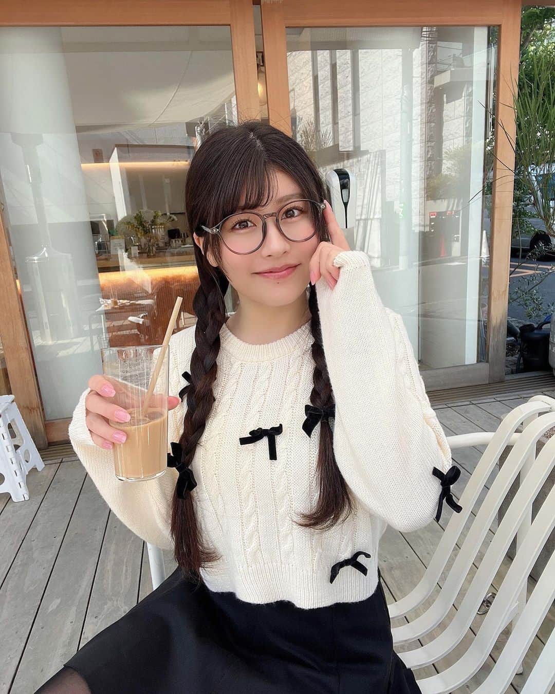 ちとせよしののインスタグラム：「おさげメガネっ娘(^o^)／笑 お洋服に合わせて髪留めもリボンだよ~🖤  前髪ストレートとカットして頂いたので、マスクの湿気で根元うねらなくなって楽ちん✨ ありがとうございました♫ @aitokyo_ryu   #kitasandocoffee #北参道カフェ #ニットコーデ #三つ編みアレンジ #伊達メガネ #shein」