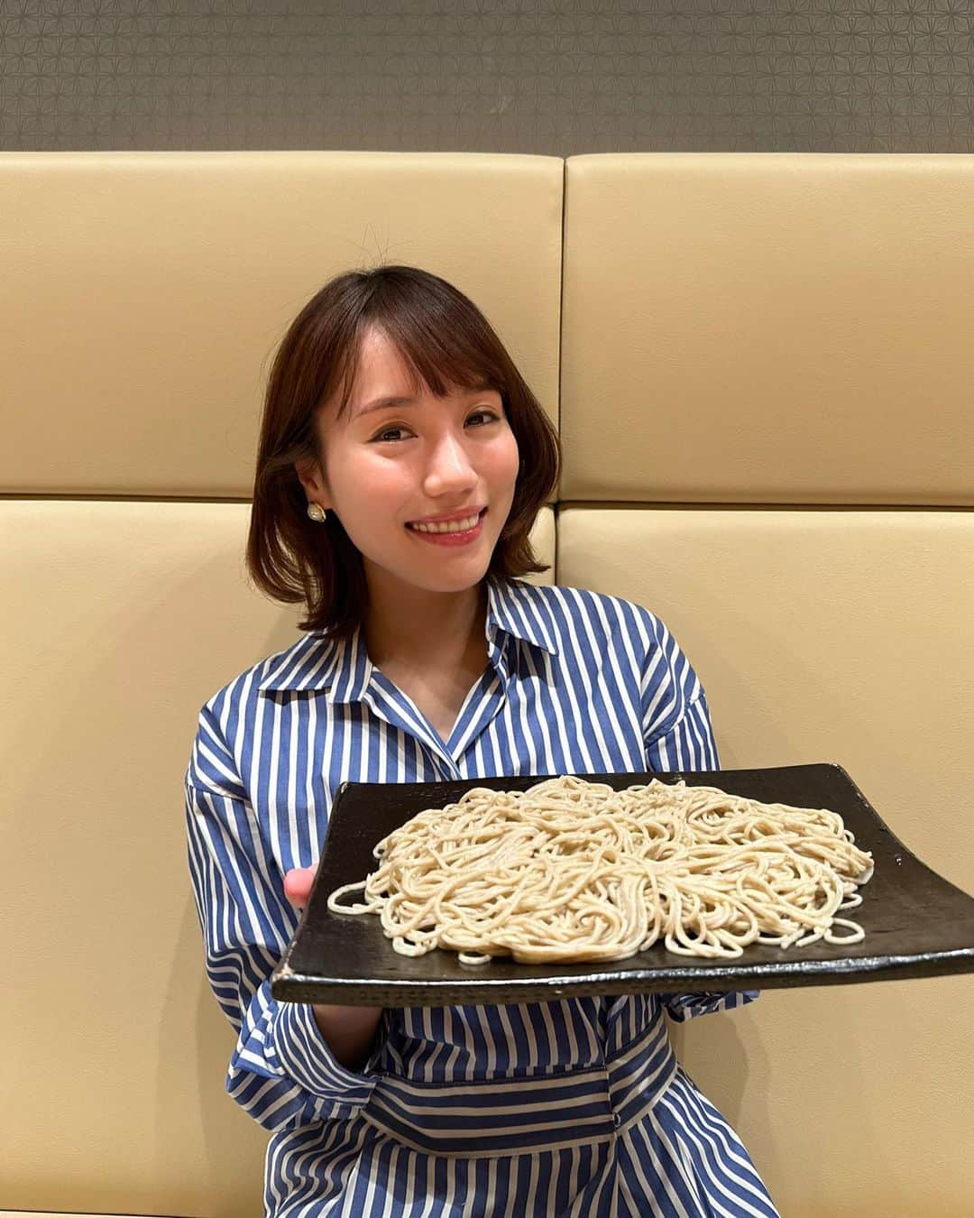 中矢邦子のインスタグラム：「中継3日間終わって、お腹が空き...お蕎麦大盛り🥢(写真だと普通盛りに見える？！)  来月のおすすめ番組CMに出ています🌸  #ごちそうさまでした #競輪 #中継」