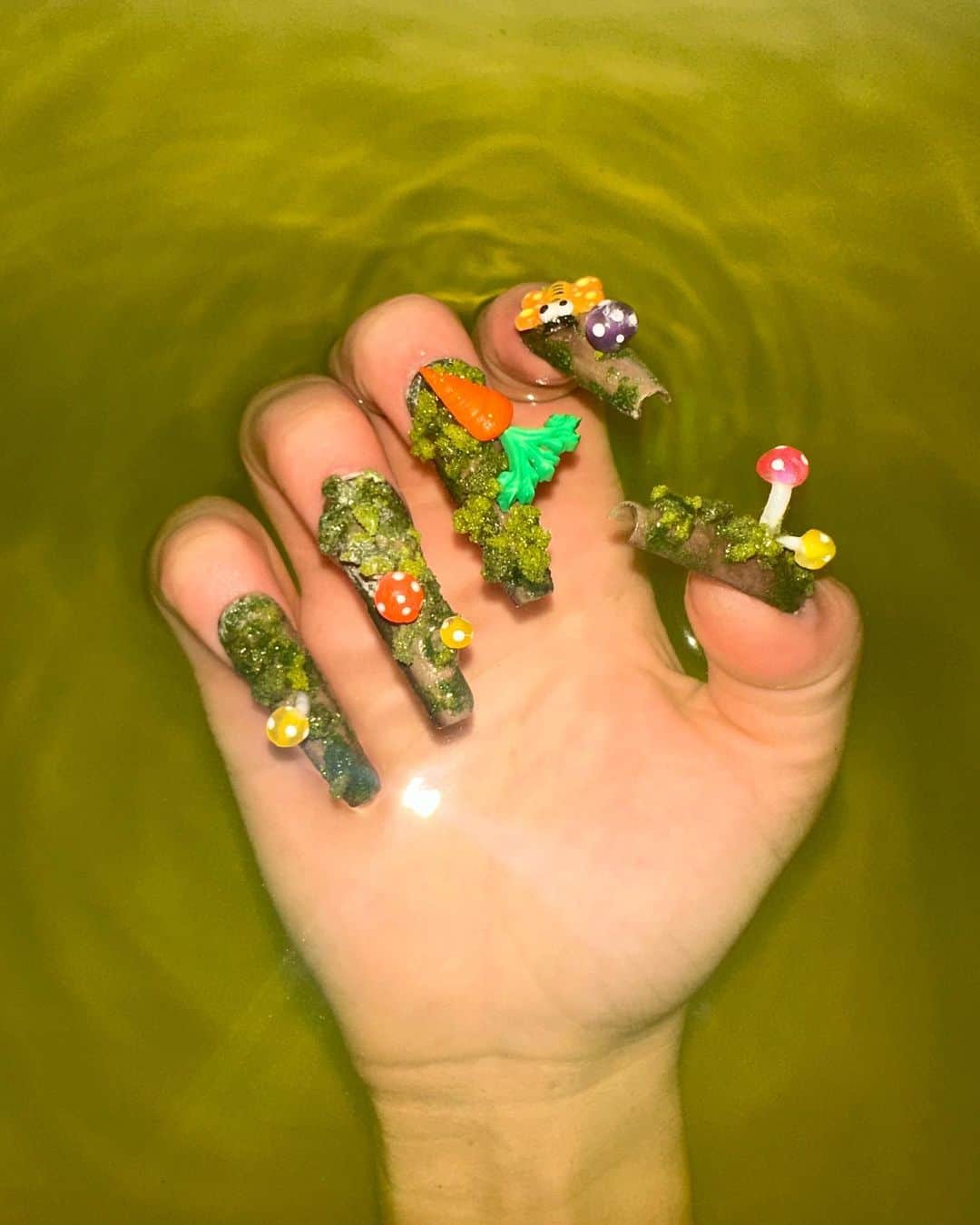 Mayuriのインスタグラム：「My new nail🍵🍵🍵🥕 . 待ちに待ったコケネイルはテンションアゲアゲになる最高アイテムです🥕 . いつもありがとう💚 @sayapipipipi38」