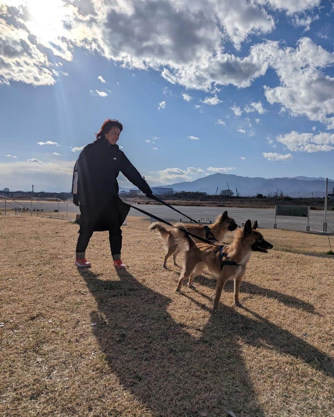 akkoのインスタグラム：「今日はいつもより遠出して❣️ お友達とお散歩してきました🐕🐕 風が冷たかったけど、気持ち良かったよ〜ん☺️ #akko #akkostagram #mll」