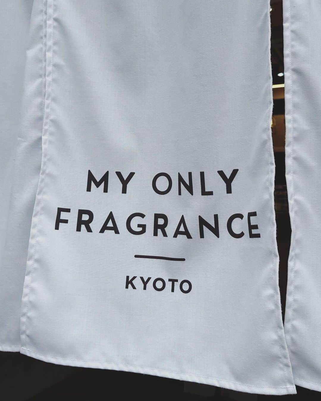 伊藤舞さんのインスタグラム写真 - (伊藤舞Instagram)「🤍 お香を買ったり。 香水を買ったり。 . お寺や神社も巡りつつ オシャレなお店が多くて 楽しかった京都。 . また行きたいなぁ♡ . #kyoto #hac #myonlyfragrance」2月21日 21時13分 - maiito_fbs