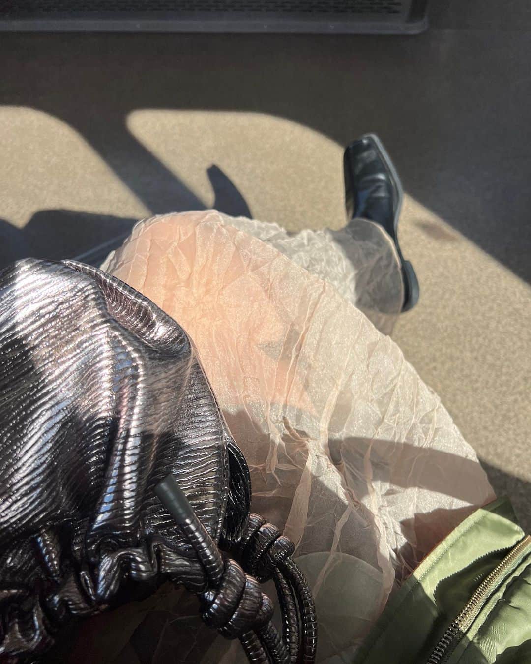 tappy1119のインスタグラム：「今日2度だってよ❄️⛄️ 人より寒がりな私が足露出だなんて。 でもこのスカートはこう着たかったァｧ 👢😘」