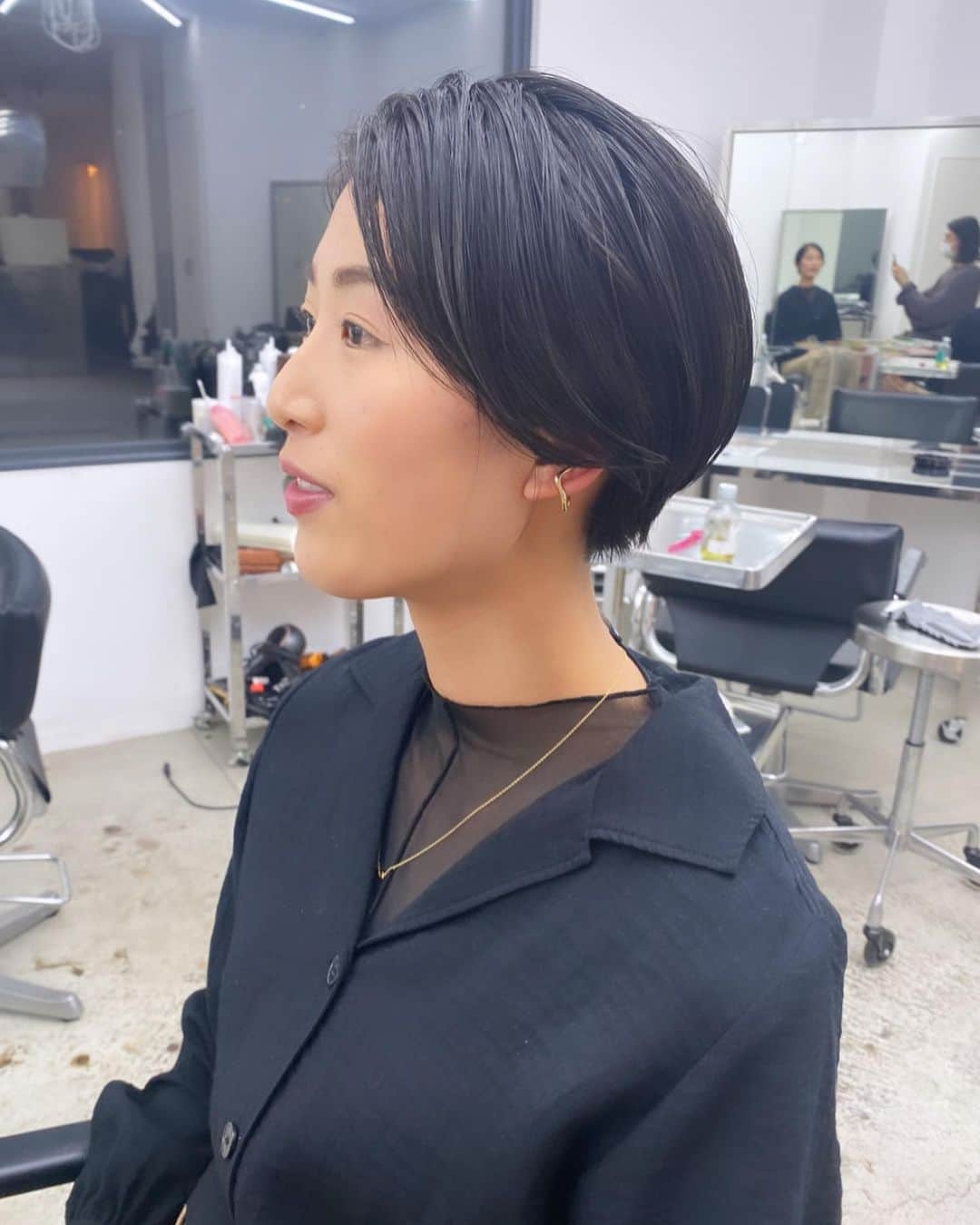 橋本涼加のインスタグラム：「#haircut #shorthair #handsomeshort  ばっさりと。頭が軽い！」