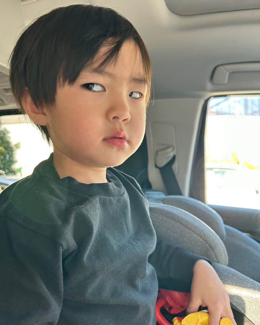 のインスタグラム：「機嫌悪いんかな？？笑 俺の真似してるんか。。。 #中田翔」