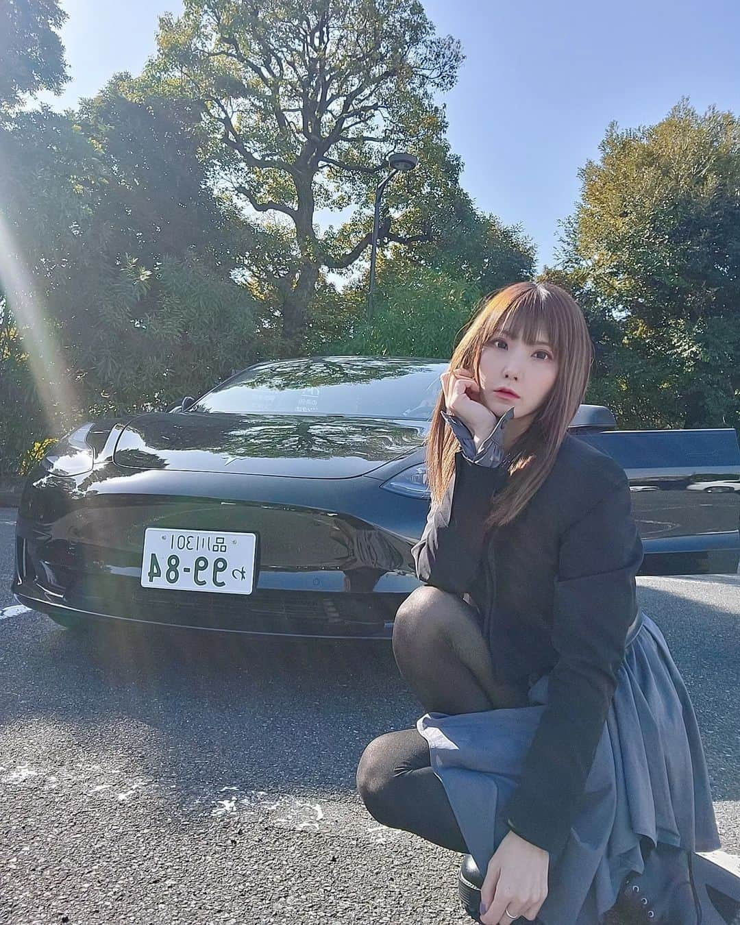 片瀬亜乃のインスタグラム：「モテたい！=カッコイイ車で美女を誘う🙆  ということで、Nikolaというカーシェアアプリでテスラを借りてドライブしたーの♥  テスラ&うちの運転技術でもうメロメロなはずなんだよね🤔  電気自動車初乗りだったんだけど、自動でハンドルがあたたか~い☺️  どんなに乗っても走行距離ゼロ円 ガソリン代もちろんゼロ円 ポルシェより加速速い なんといってもECO  なにより車がかっこいい。  毎月クーポン発行してるからお得に乗れてよき。  四ツ谷駅からすぐの駐車場で借りれたー！ みんなも乗ったら感想教えてー！  車内も未来感あってよかったし、天井がガラスなので開放感もあってテンション上がったよ♥  https://nikola.onelink.me/F0vY/insta  Apple StoreとAndroidで「Nikola EV Share」で検索してみてね！  #ドライブ #drive #tesla  #テスラ #電気自動車 #ラグジュアリー #ev #カーシェア #nikola #四ツ谷 #麹町 #番町麹町ビルディング #六本木 #フロンティアレジデンス南麻布 #非日常 #車好きと繋がりたい #テスラ好きと繋がりたい」