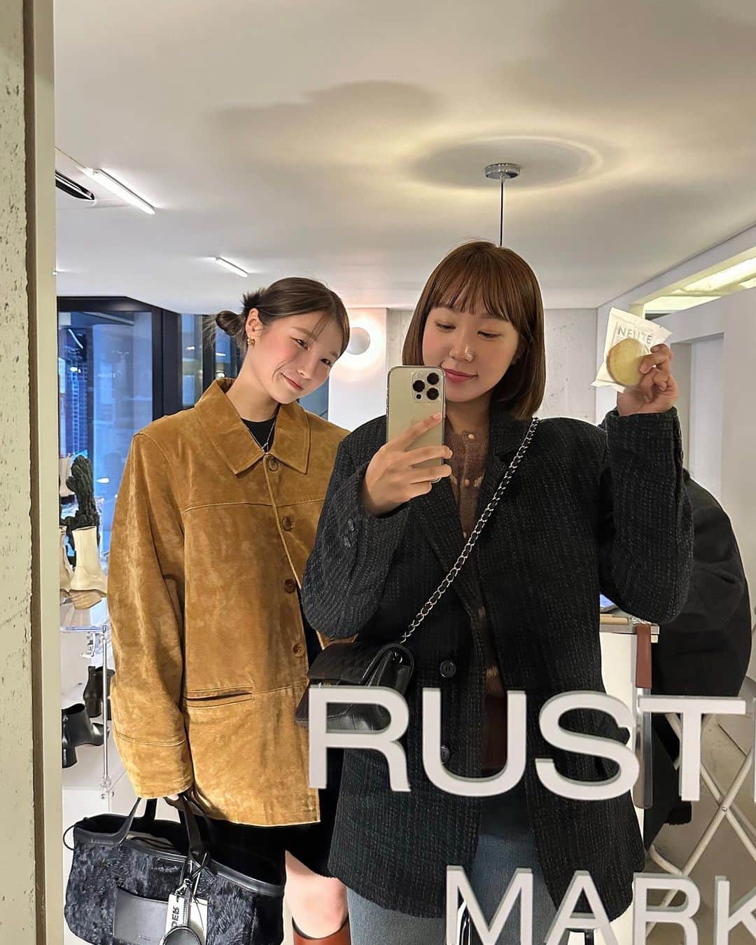 パク・ミンジのインスタグラム：「근황2. 아으앙 안돼 언니 밍끼 누트 최고🤗 나 버리지 말라니까 가진적도 없고 버린적도 없다는.. 밀린 일상이 좀 있나 싶었는데 일상이 없음」