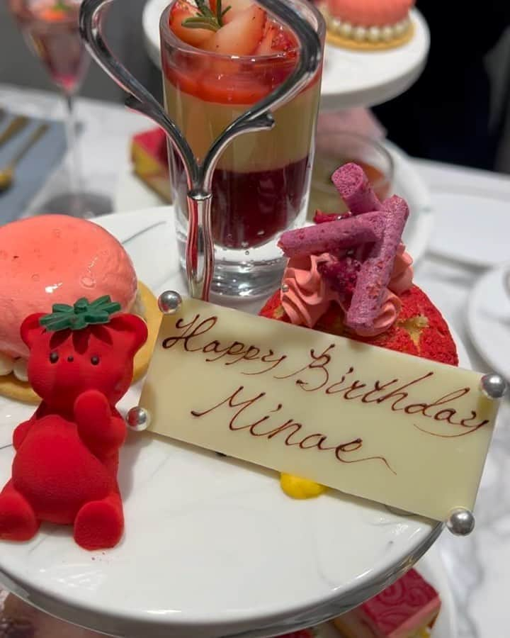 MINAEのインスタグラム：「#ルワンジュ東京   #louangetokyo   #ストロベリーアフタヌーンティー  #birthday  円ちゃん🤍 お祝いありがとう🥰✨️ 嬉しかった♡  念願のルワンジュストロベリー🍓」