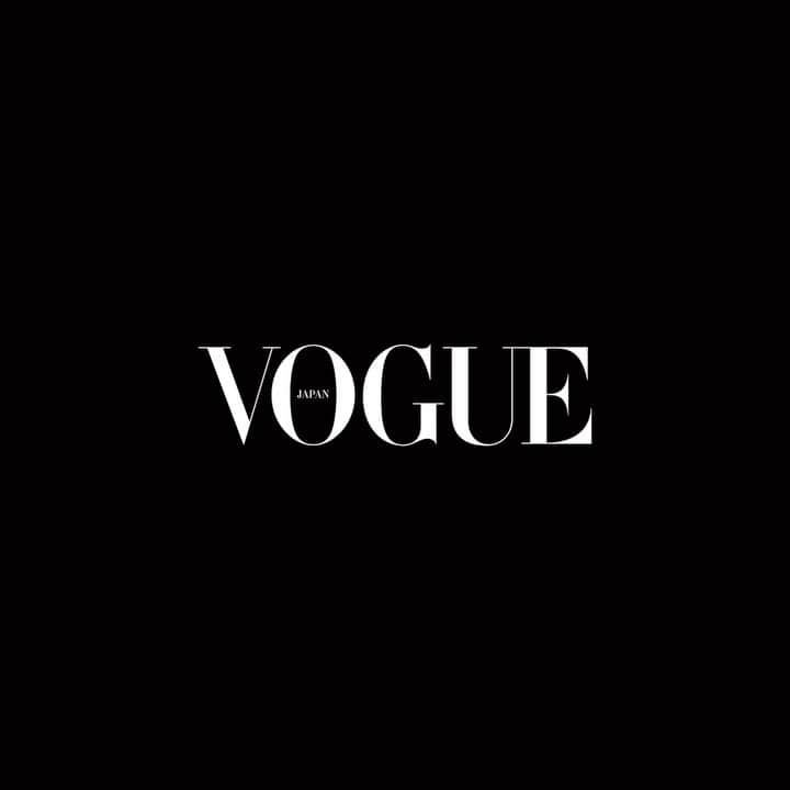 新井貴子のインスタグラム：「出演させていただいた @voguejapan 「Beauty Secrets」が公開されました🤍  今回は、わたしが普段愛用している @chanel.beauty の N°1 ドゥ シャネルシリーズを使ったスキンケアルーティンとシャネルのメイクアップを用いたナチュラル＆ツヤ感のあるメイクを紹介させていただいています🧖🏻‍♀️  少しでも参考になれば嬉しいです🫶🏻💫 (本編はVOGUE JAPAN YouTubeへ☺︎)  @chanel.beauty  @voguejapan」