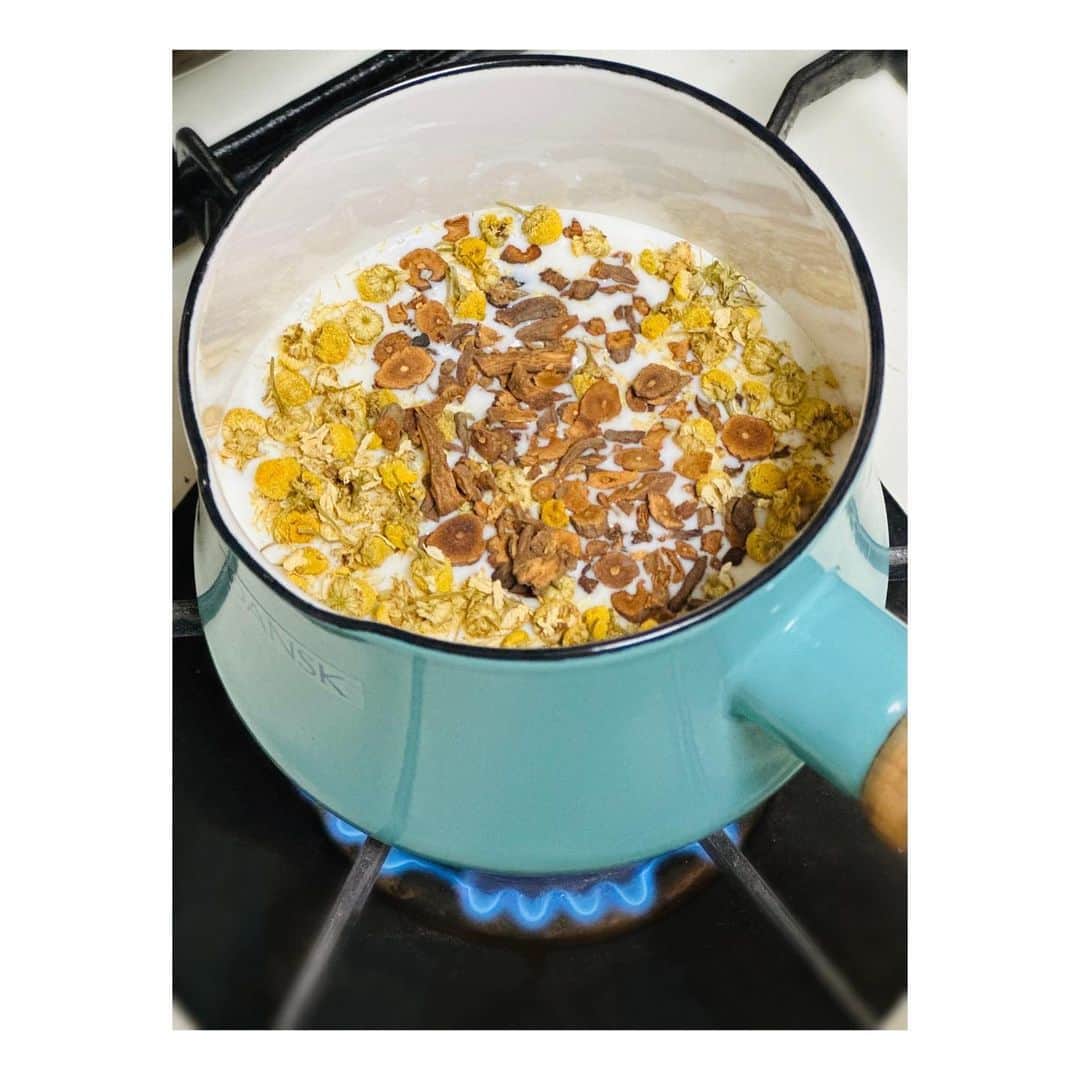 有村実樹さんのインスタグラム写真 - (有村実樹Instagram)「🫖 寒い夜にはやっぱりこれだ〜♡ ⁡ カモミール＆ダンディライオンのミルクティー。 ⁡ 最後に少しのはちみつも🍯 ⁡ ⁡ ⁡ ⁡ 濃い目が好きな私の作り方は、、 ⁡ ⁡ ミルク300くらいに対して、カモミール1匙半とダンディライオンを1匙。 ⁡ 牛乳が沸騰するかしないかのギリギリで10分ほど煮ます。 ⁡ ダンディライオンが根っこのハーブだから硬いので今日は煮出すのに10分かけますが、葉やお花のハーブの場合は3分ほどで🆗 ⁡ ⁡ ⁡ ワンポイント解説。 基本的にハーブティー1杯を作るにはティースプーン1杯分のハーブを使いますが、ミルクティーにするときはハーブの味がはっきり出たほうが美味しいので、通常よりも少し多めに。 ⁡ とはいえダンディライオンは味が強いから少なめにしたほうが好みという人も多いかも。 ⁡ ⁡ ⁡ ⁡ ⁡ ⁡ ⁡ ⁡ ⁡ ⁡ ⁡ #美容 #美容好きな人と繋がりたい #メイク #コスメ #コスメ好きさんと繋がりたい #美容研究家 #植物療法士 #有村実樹 #ハーブティー #温活」2月21日 21時33分 - arimura_miki