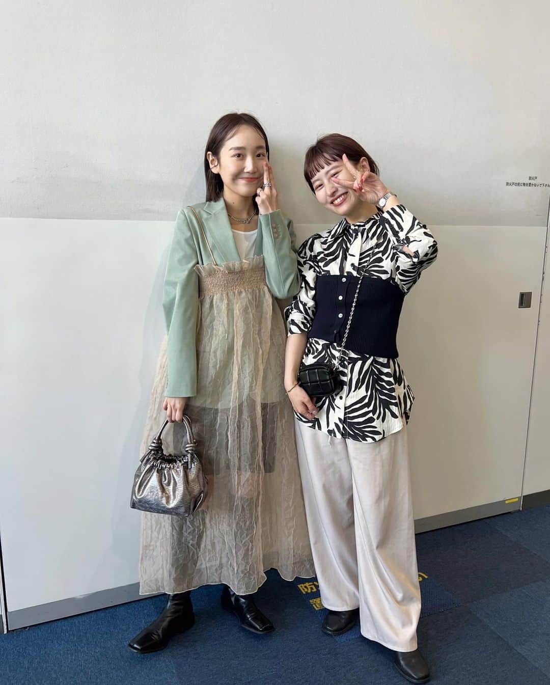 tappy1119のインスタグラム：「今日の社員総会OOTD👢👜  シアーをもっと感じたくて えーい、ジャケットの上から 着てやれぇコーデ。✌🏻  #Kastane」