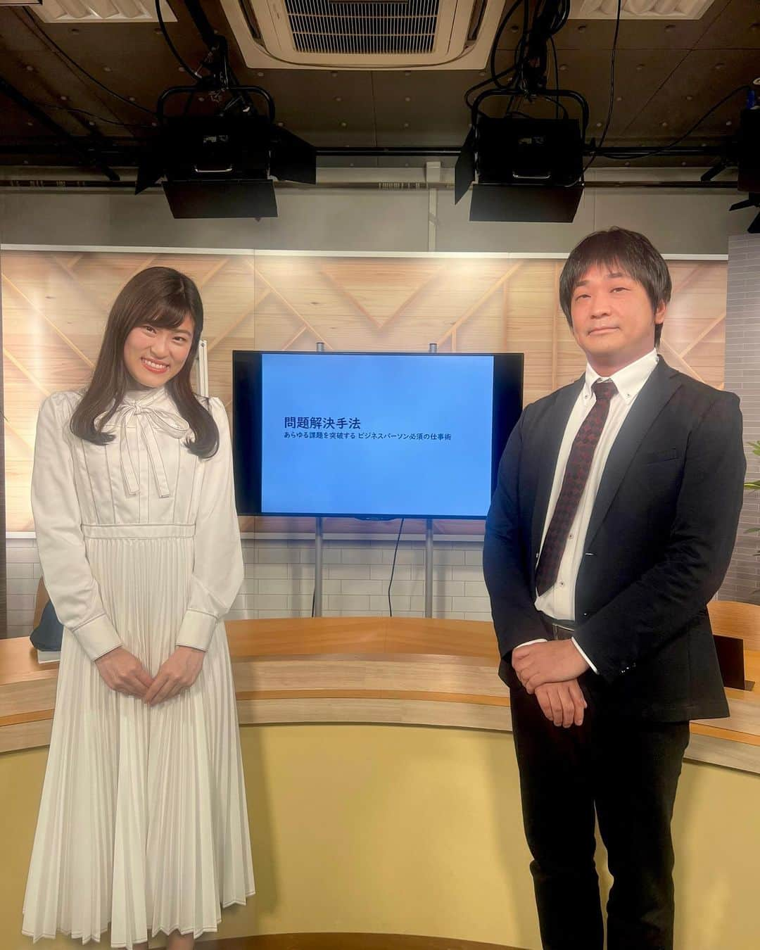 竹内里奈さんのインスタグラム写真 - (竹内里奈Instagram)「🎤東京リカレントナビ✨ 問題解決手法✏️ あらゆるビジネスから日常の問題に役立ちそうです！！ ストーリーにリンク貼りました💍 よろしくお願いします😆  いつもコメントありがとうございます☺️ 今週もがんばりましょう🌸 ・ ・ ・ ・ ・ ・ #東京リカレントナビ #問題解決 #コンサル #対談 #mc #キャスター #アナウンサー #女子アナ #女子アナコーデ #衣装 #ワンピース #白ワンピース #ボウタイ #celford #ワンピース好き #フリーアナウンサー #竹内里奈」2月21日 21時36分 - rina.takeuch