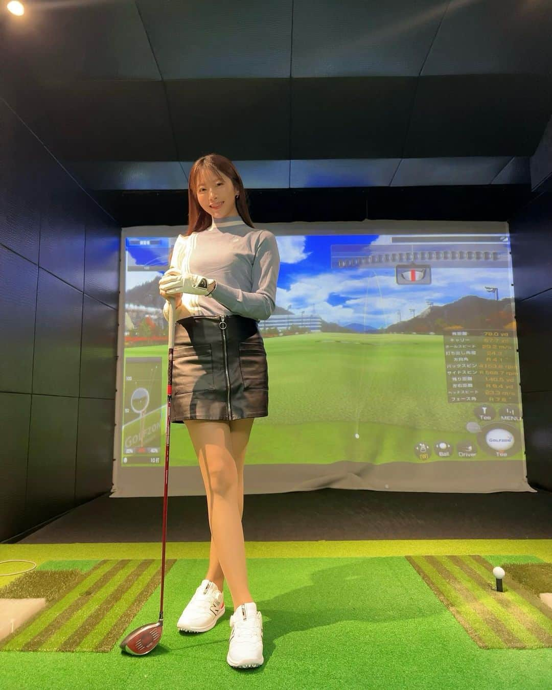 畑中香澄のインスタグラム：「西麻布にあるglamの系列の完全個室シュミレーションゴルフ @the_golf_tokyo ⛳️  めちゃくちゃラグジュアリーで、しかもこだわりの美味しいごはんまで食べれて最高すぎる空間🤤🫶  ゴルフウェアやシューズ、クラブはなんと大人気の"ステルス"がレディース用とメンズ用両方おいてあります！！✨ あとコスプレも置いてあったよ！笑  楽しくわいわいゴルフできて最高☺️⛳️ 久々にクラブ振ったら下手すぎて動画載せられません。笑  この日は女子会でした😘 誕生日会で使うのもよきー！🫶  久しぶりに西麻布行ったからどきどきしました👼笑 . . #thegolftokyo #西麻布glamグループ #西麻布glamリゾート #シュミレーションゴルフ #ゴルフ女子 #ゴルフコーデ #ゴルフウェア #西麻布グルメ #ゴルフ好きな人と繋がりたい #ステルス #西麻布ゴルフ #六本木ゴルフ #ゴルフ大好き」