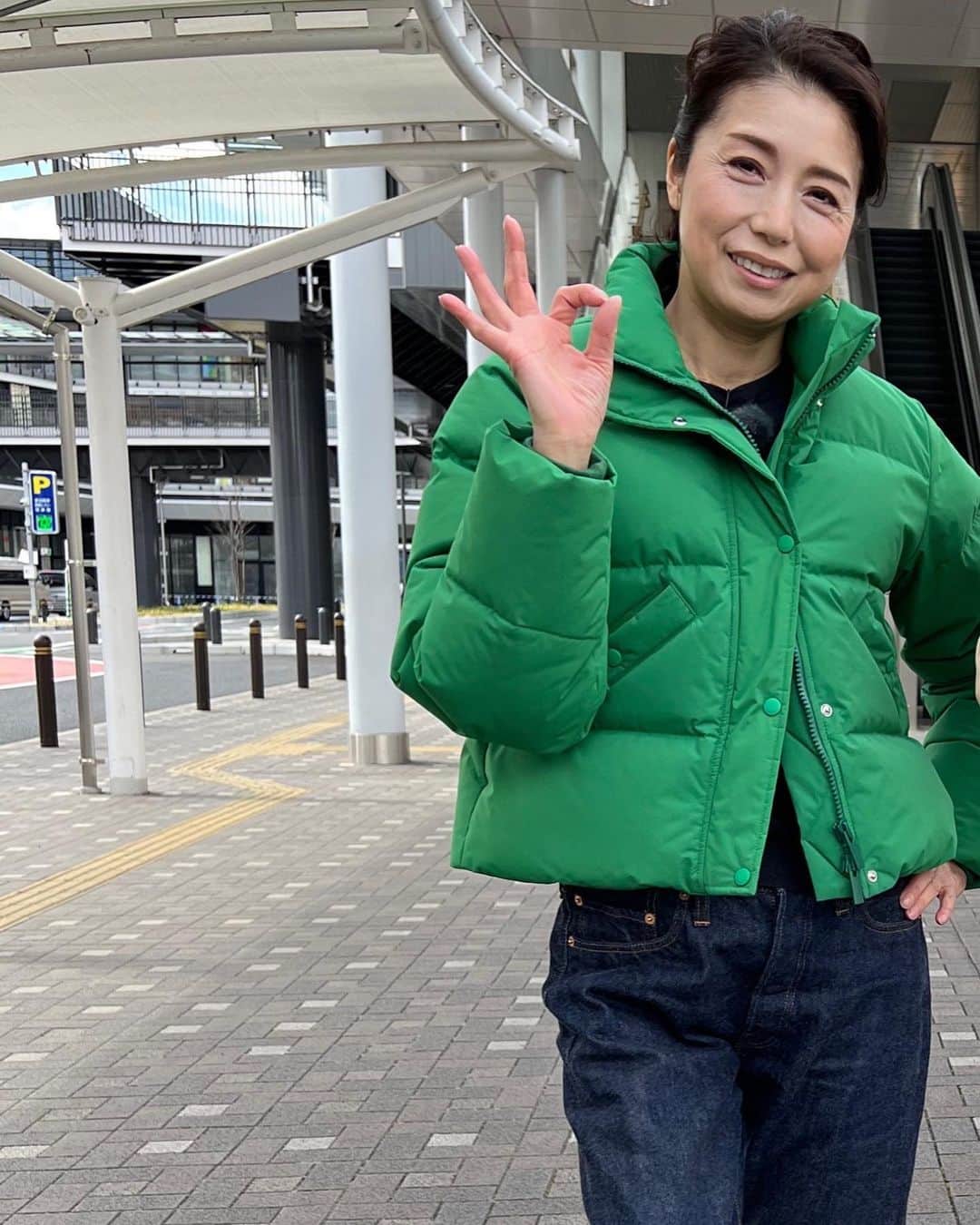 のインスタグラム：「今日のロケ🎵  衣装 🧥: @pyrenex_japan  @pyrenex_officiel  #pyrenex 👖: @resolute_japan #高橋ひとみのちょっとひと駅」