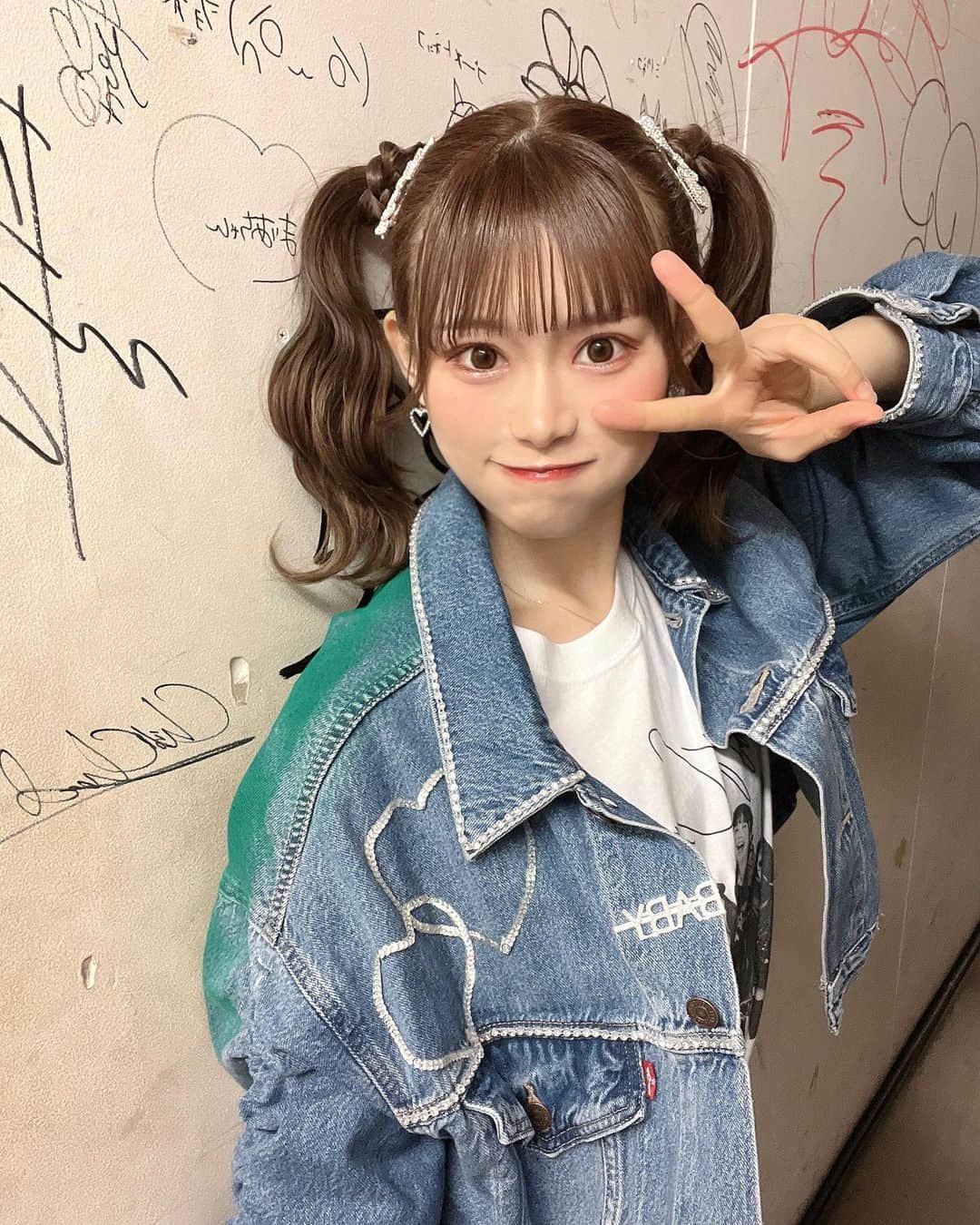 早海美玖のインスタグラム：「デニムのお洋服がリメイクされている新衣装👗✨ 今回の衣装もとっても可愛いです🥺💚 ヘアアクセはキラキラのリボン🎀を選んだよ〜！ ツインテール好き？？💭  #アイドル」