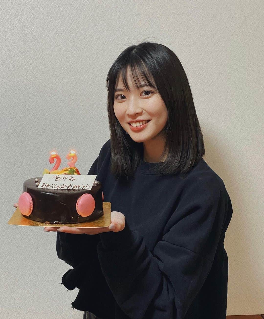 のインスタグラム：「. 23歳になりました😌 今年は実家で誕生日を迎えました☺︎  いつも皆さんからのメッセージ嬉しく読ませて頂いています😇✨  1日1日を大切にこれからも頑張りますのでよろしくお願いします！！」