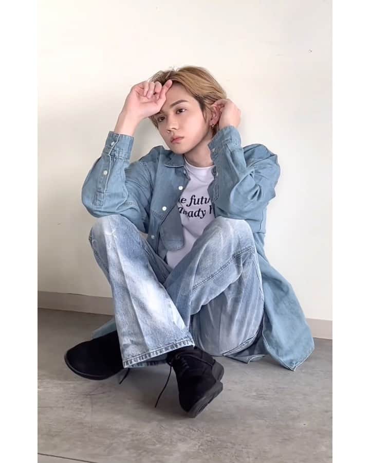 のインスタグラム：「＼🕺大好評発売中🕺／ ar3月号の特別版カバーを務める 吉野北人さんオフショ第4弾をお届け🫶  可愛いからカッコイイまで… 北人まみれでお届けしてます🎁  写真チェックをする時に みんな喜んでくれるかな？と にこにこ☺️ドキドキ💞してる姿は この世に舞い降りた天使すぎました👼✨  3月号で皆さんが染まった北人色、 ぜひ教えてくださいね♡ 🍈👖👟🖤🏁🏖  #ハルイロノホクト🌸 #北人詰め合わせ #吉野北人 #THERAMPAGE #ar #ar3月号 #armagazine #trend #イケメン #眼福 #かっこいい #美男子 #オフショット」