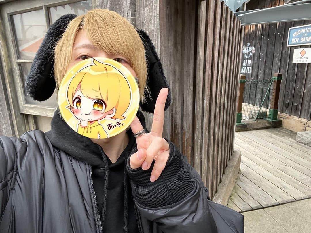 からつけあっきぃのインスタグラム：「みみ4つになった #カチューシャ取るの忘れて帰ってる途中に気づいた」