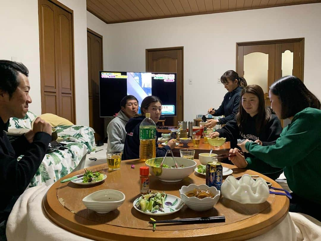 原江里菜 さんのインスタグラム写真 - (原江里菜 Instagram)「熊本合宿のご報告。  今年も東家先輩の実家を拠点とし、充実した一週間になりました。 素晴らしい練習環境のおかげでゴルフ漬けの毎日。 疲れた身体に沁みる東家先輩のかーちゃんのごはん。 そして今年は、有村智恵プレゼンツ餅つきアクティビティ付き。  とにかくいろんなことを詰め込んだ一週間でした！  コースに出れば茶店のおばちゃんが賢政(東家先輩)をこれからもよろしくねーと、お茶とあんドーナツが出てくる。 練習場に行けば、応援してるよーとコーヒーが出てきて、見に来たおじちゃんがお菓子をくれる。 トレーニングに行けば、堀琴音を吉高由里子と見間違えたと初対面のトレーナーさんがモチベーションまであげてくれる。  あったかい。熊本。  今年も一緒に練習してくれたこっちゃん、東家先輩、すずかちゃん、ありがとう！ 合宿に顔出してくれた智恵ちゃん、麗央ちゃん、ありがとう。 サポートしてくれた森さん、つかっち、ありがとうございました。  #今年も安定の東家家 #新しい箸が用意され #肉を焼くとなりゃ庭で火を起こし #疲れていると言えば朝から鰻が出てくる #とんでもないおもてなしでした #そして合宿初のアクティビティ #数あるアクティビティの中から餅つきをチョイスする有村先生に感服 #餅ついて #竹馬して #田舎感満載 #ありがとう熊本」2月21日 21時44分 - haraerina_official