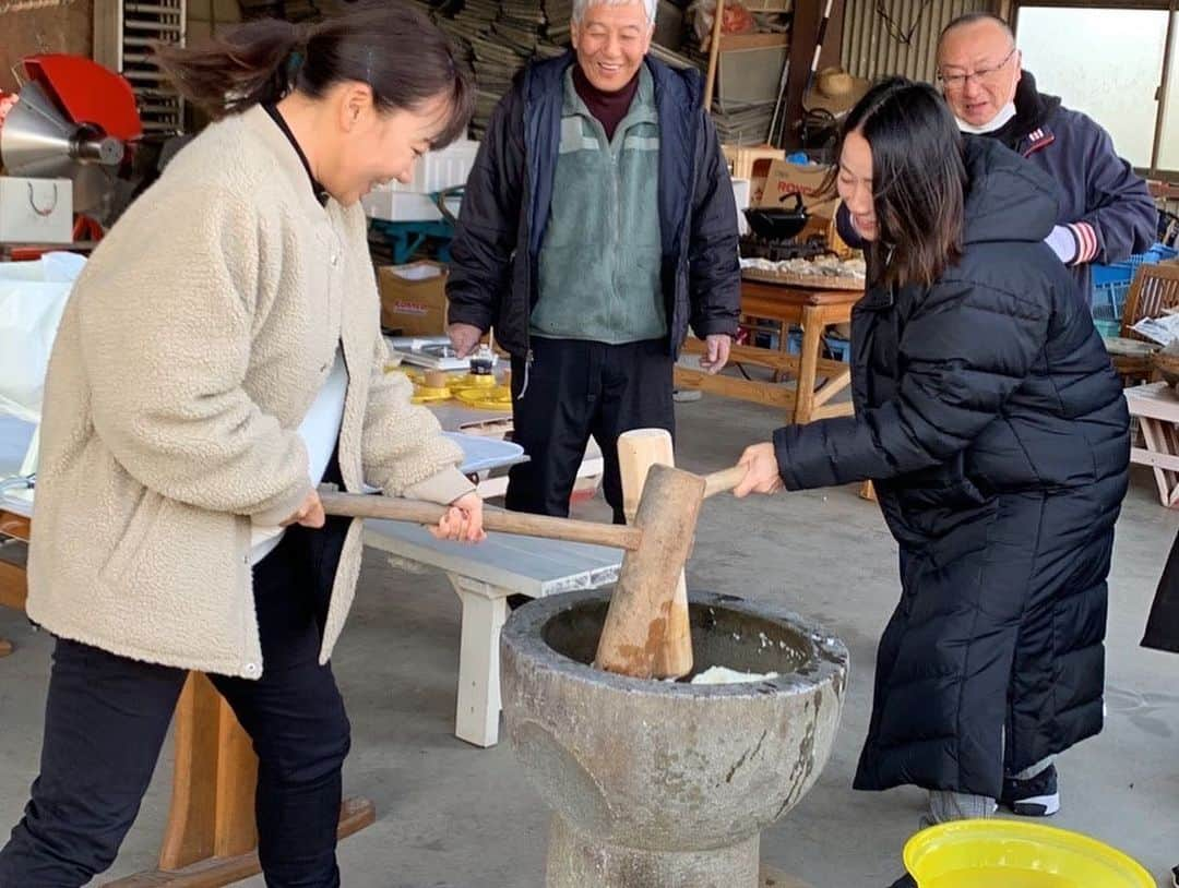 原江里菜 さんのインスタグラム写真 - (原江里菜 Instagram)「熊本合宿のご報告。  今年も東家先輩の実家を拠点とし、充実した一週間になりました。 素晴らしい練習環境のおかげでゴルフ漬けの毎日。 疲れた身体に沁みる東家先輩のかーちゃんのごはん。 そして今年は、有村智恵プレゼンツ餅つきアクティビティ付き。  とにかくいろんなことを詰め込んだ一週間でした！  コースに出れば茶店のおばちゃんが賢政(東家先輩)をこれからもよろしくねーと、お茶とあんドーナツが出てくる。 練習場に行けば、応援してるよーとコーヒーが出てきて、見に来たおじちゃんがお菓子をくれる。 トレーニングに行けば、堀琴音を吉高由里子と見間違えたと初対面のトレーナーさんがモチベーションまであげてくれる。  あったかい。熊本。  今年も一緒に練習してくれたこっちゃん、東家先輩、すずかちゃん、ありがとう！ 合宿に顔出してくれた智恵ちゃん、麗央ちゃん、ありがとう。 サポートしてくれた森さん、つかっち、ありがとうございました。  #今年も安定の東家家 #新しい箸が用意され #肉を焼くとなりゃ庭で火を起こし #疲れていると言えば朝から鰻が出てくる #とんでもないおもてなしでした #そして合宿初のアクティビティ #数あるアクティビティの中から餅つきをチョイスする有村先生に感服 #餅ついて #竹馬して #田舎感満載 #ありがとう熊本」2月21日 21時44分 - haraerina_official