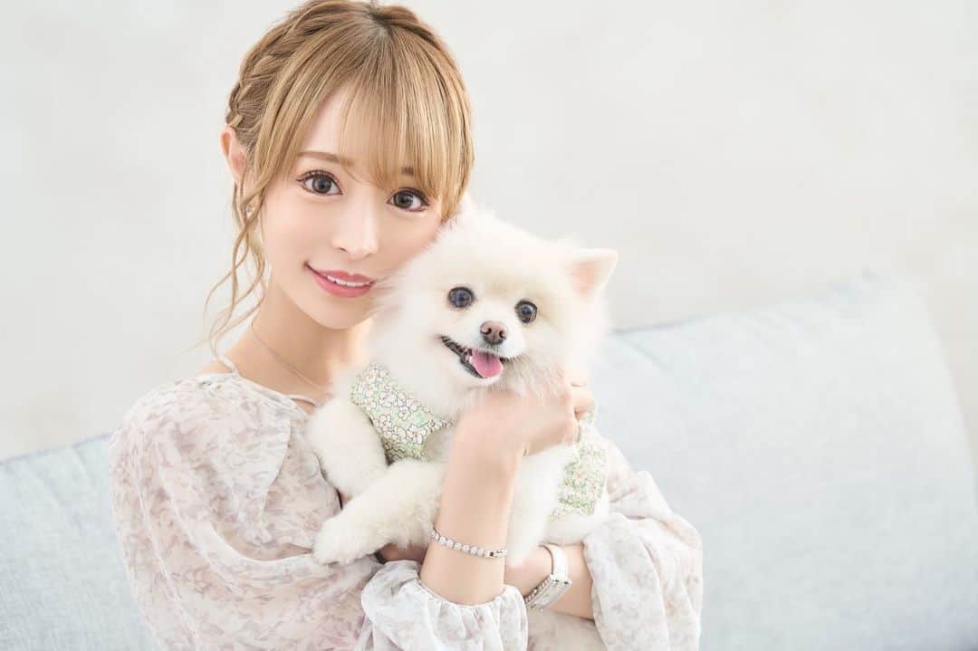 黒宮ちはやのインスタグラム：「ルラインさんで撮影✨📸 with えまちゃん🐶🤍   #黒宮ちはや #小悪魔ageha #モデル #キャバクラ #キャバ嬢 #ホステス #ラウンジ #水商売 #お酒 #歌舞伎町 #新宿 #六本木 #銀座 #北新地 #ミナミ #渋谷 #すすきの #シャンパン #華灯 #ディアレスト #ルライン」