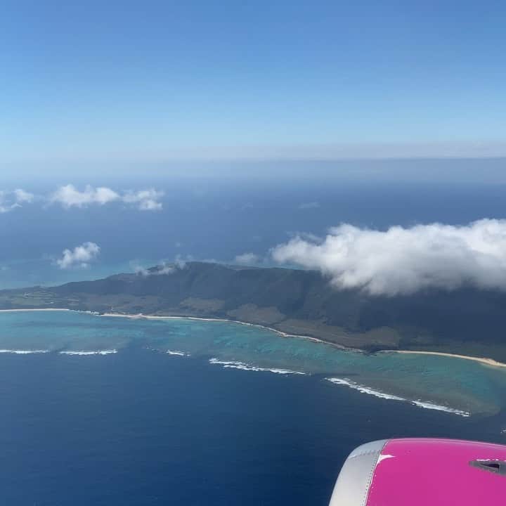 のインスタグラム：「石垣行きの飛行機は 右側がおすすめです☺️✈️  空と陸からの平久保🏝 ピーチのセールのおかげで いろいろ行けちゃう🍑  #石垣 #石垣島 #ishigaki #ishigakiisland  #平久保  #飛行機からの景色」
