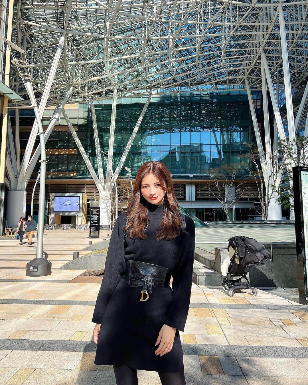 のインスタグラム：「2月からコート無しで出かけてる。 最近はまた、寒い。笑  #東京ミッドタウン六本木 #東京ミッドタウン  ・ ・ ・ ・ ・ ・ ・ ・ ・ ・ ・ ・ ・ ・ ・ ・ ・ ・ #ミッドタウン#ミッドタウン六本木#ミッドタウンランチ#ランチ巡り#東京ランチ#東京グルメ#東京観光#東京旅行#六本木#六本木カフェ#六本木グルメ#六本木デート#港区女子#港区グルメ#観光名所#映え#インスタ映え#ニットワンピース#ベルト#ママコーデ#ママファッション#ママライフ#休日の過ごし方#休日コーデ#tokyocafe#アラサー女子#家族時間#赤坂」