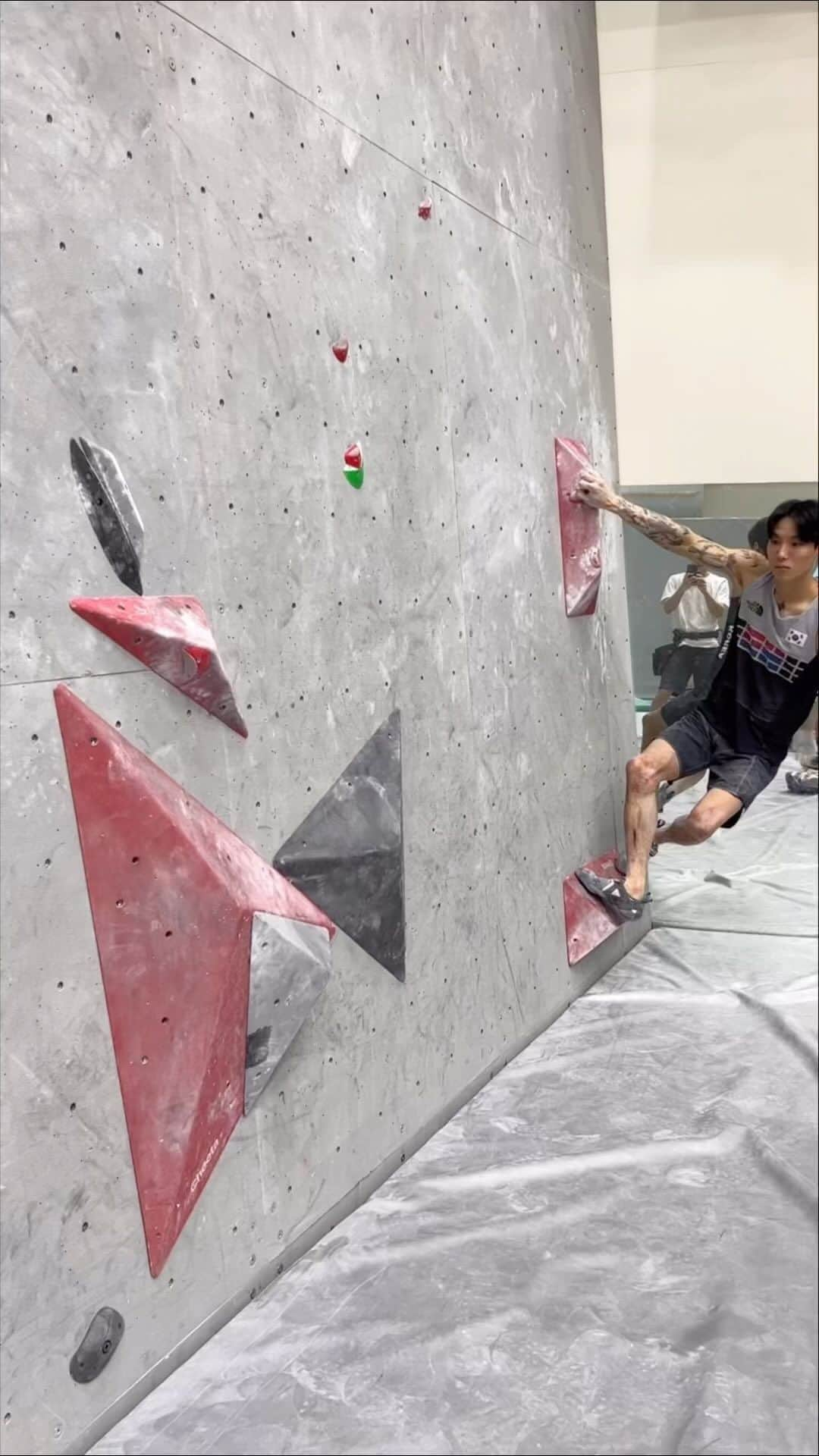 チョン・ジョンウォンのインスタグラム：「🧗🏻 with @leedo_ss   @thenorthface_kr   🔩 @k_mgu @yoon_shock  #클라이밍 #볼더링 #climbing #bouldering」