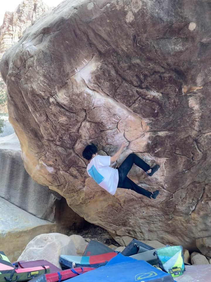 村井隆一のインスタグラム：「Sleepwalker(V16/8C+) The best moment🙏  vid @odamomo36  #climbing#bouldering#ボルダリング#redrocks @rokdo_team @frictionlabs @organicclimbing @unparallelup @rockmasterhq @team_edelrid @clover_resole @climbskinspain @urban_basecamp_shinjuku @basecamp.import」