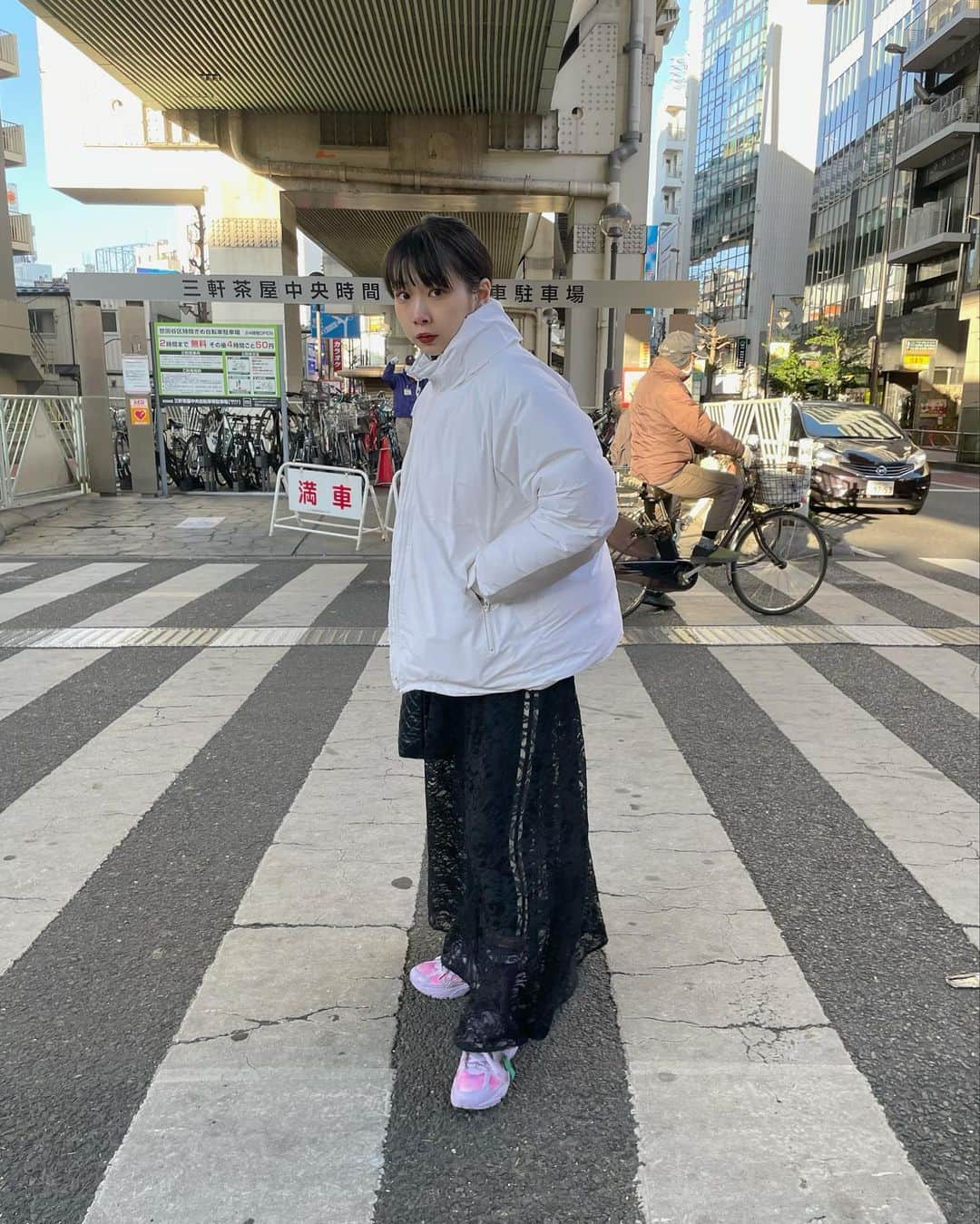 老月ミカのインスタグラム：「学生のときよく履いてたな〜👟🐸⚽️」