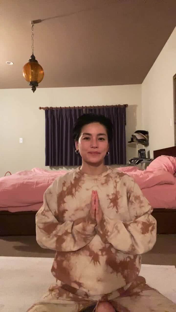 桃生亜希子のインスタグラム：「いつもやっている15分瞑想を紹介してみたよ。🧘‍♂️✨  music: ayahuapu 🙏✨ @ayahuapuoficial」