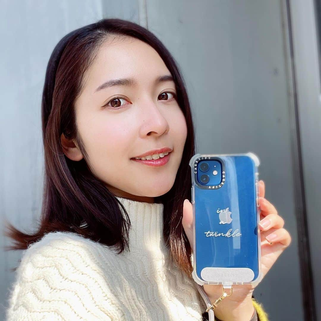 山下耀子のインスタグラム：「CASETiFYのスマホケースをいただきました☺️  携帯落としがちなので耐久力のあるスマホケース探してたところでした！ 四隅がゴツいけど重たくなし、何より360°保護してくれるのが安心できる…😌  ボタンがポチポチと押しやすいところも良き。  充電コードの先が分厚いものは挿せなくてちょっと不便だけど、純正の充電コードなら問題ないです〜  しばらく使ってみるだ☺️  @CASETiFY @CASETiFY_jp #CASETiFY #ShowYourColors #スマホショルダー」