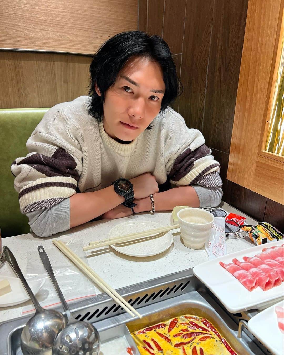 ジョーブログのインスタグラム：「チャンネル登録193万人突破！ 少しずつでも前へ日々を全力で生きていきます。 ブレイキングダウンの応援と他の旅撮影も兼ねて、東京周りを飛び回って大阪帰ってきました〜！ 東京も楽しいけど、やっぱ大阪落ち着くなあ。 東京には毎月行ってるから、東京の皆さんまたよろしく！いや、全国飛び回ってるから皆んなよろしく🤣  東京でも毎日鍋食ってたなあ笑」