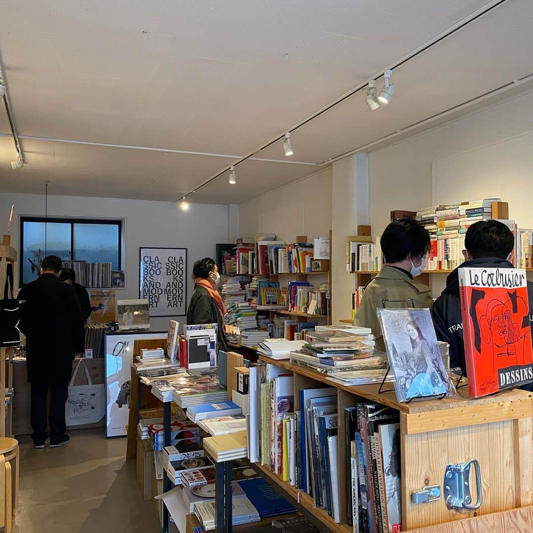 林千晶のインスタグラム：「地域で探してしまうのが、個性が光る美術館と本屋。 盛岡のBooknerdは秋田生まれの人が店主。狭いけど、みんな何冊も買っていた。」