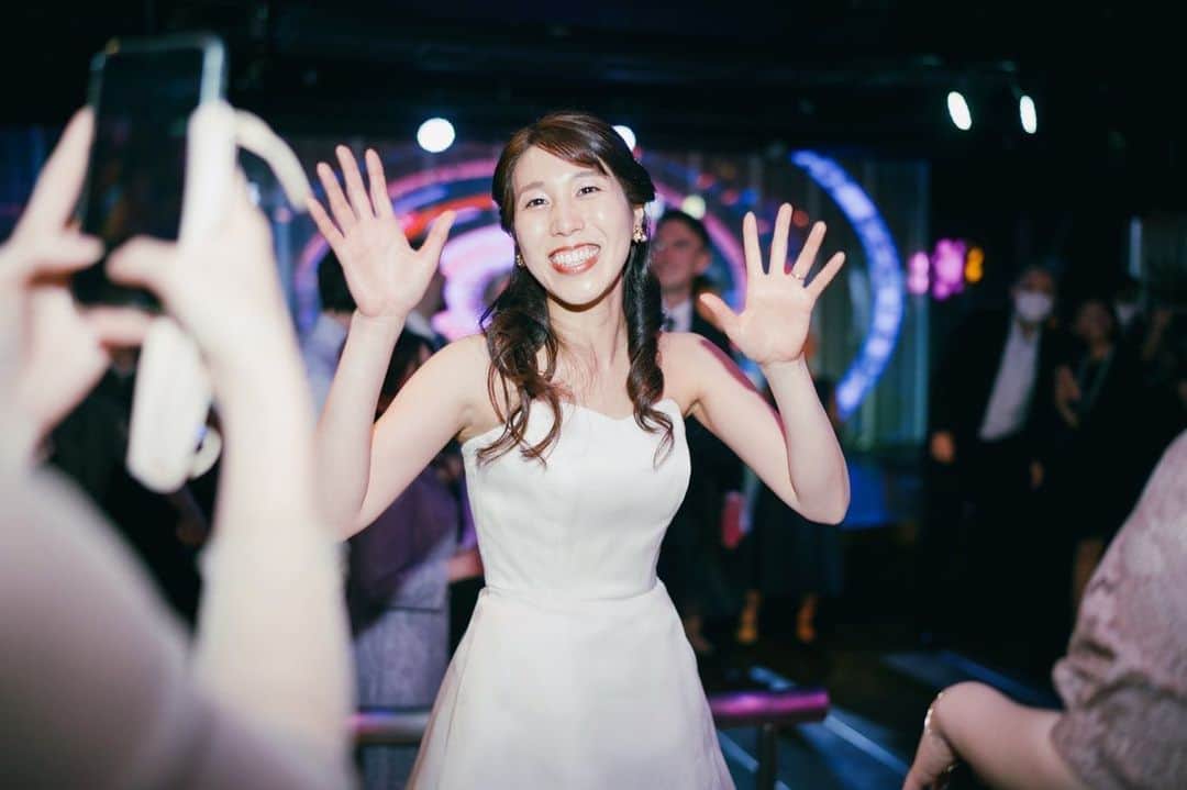 NEO FLAG.〜未来へ繋げる、繋がるＷedding〜のインスタグラム：「* "PARTIEST!"  日本人のゲストも 海外出身のゲストも 親御様もご友人も。  年齢も肩書きも国籍も関係なく、 その場にいる全員が「二人の仲間」として 笑い合って楽しんでいる…  そんな光景が広がるパーティーの後半、 ダンスタイムのワンシーン📸  #neoflag #ネオフラッグ #国際結婚 #国際結婚カップル #ウェディングプロデュース #ウエディングプロデュース #オリジナルウェディング #オリジナルウエディング #コンセプトウェディング #15次会 #ウェディングパーティー #ウエディングパーティー #結婚パーティー #ゲスト参加型  #ダンス #結婚式ダンス #結婚式演出」