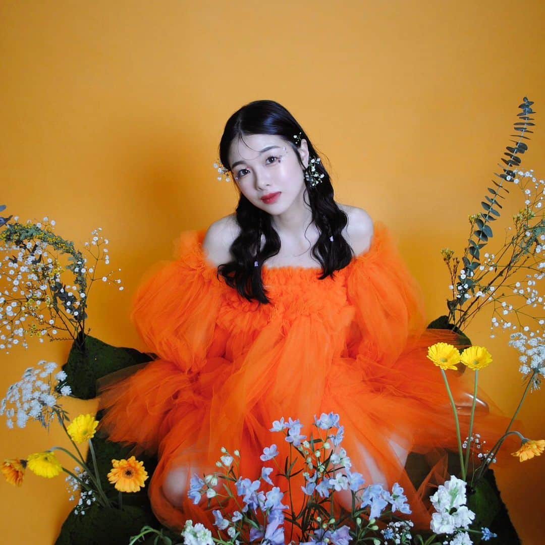 中西香菜のインスタグラム：「無邪気のMV公開されました！  ソロ曲で私ばかりになっちゃうので申し訳ないですが… もう早速色んな人が見て下さり嬉し恥ずかしい気持ちです！  本当にありがとうございます🥲✨  クッキー目線のカメラワークだったり、無邪気に公園でリアルに遊んでるところがMVぬっていたり、初のオレンジの衣装まで着させてもらっちゃって🫣🫣🫣  それと…  1人だとやはり不安ですね…  グループの安心感改めて感じたのと、 何より無邪気という素晴らしい歌を任せていただいて頑張らなきゃと責任感も芽生え、昔は出せずボイストレーニングに通いなんとか出せるようになった高い音も活かした曲にして下さり成長も見届けてほしいです🫶🥲  他にも話したいことは山ほどですがちょこちょことオフショットと共に載せていきたいと思います✌️✌️✌️  無邪気という曲に出会えたのも応援してくれる皆さんがいるおかげで、昔の活動があったからで本当に出逢いに感謝です。  ありがとうございます！ 初心を忘れず毎日楽しんで生きていこうと思います！！！！」