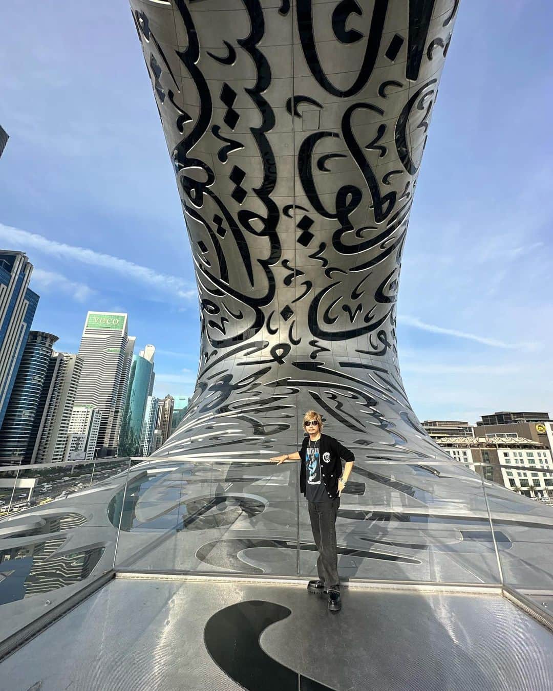 黒木啓司のインスタグラム：「前回行けなかった　#dubai  @museumofthefuture  #museumofthefuture  建物が素晴らしいし 未来のdubaiが見れた  @vitolabo_official やってるから 植物🪴🌿の勉強にもなるし  やっぱり海外に来るとインプットできる  沢山インプットして帰ろ👍  3枚目の文章は  未来は待つものじゃなくて 創るもの 未来というものは 想像をし設計ができ形にする人達のものだ  自分も新しい自分の未来を創っていきます！ がんばろ」