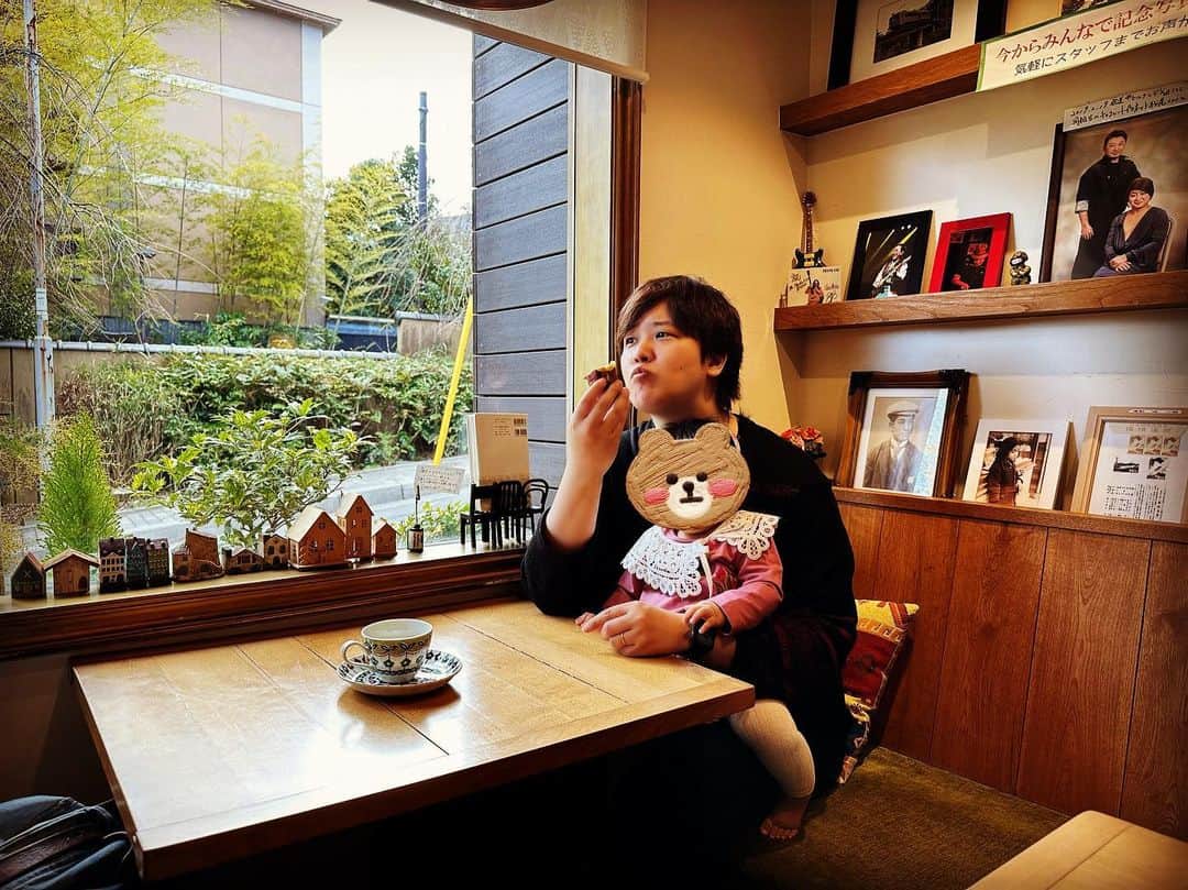 三浦祐太朗のインスタグラム：「誕生のMV撮影地スタジオカフェ・シマにて、去年誕生した娘と📸。食べているのは芋です。」