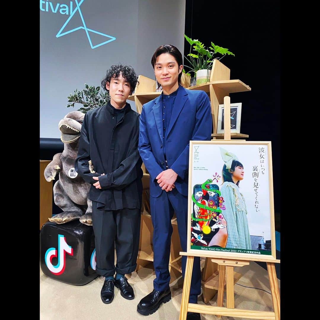 磯村勇斗のインスタグラム：「.  「TikTok TOHO Film Festival 2022」  グランプリ受賞記念作品 『彼女はいつも裏側を見せてくれない』  完成披露イベントでした。  脚本、監督の山口景伍さん。 彼が作る今後の作品がとても楽しみ。 人柄と才能共に応援していきたいです。 是非、皆さんもグランプリ受賞記念作品をどうぞご覧下さい!  今日は、縦型映画の可能性を肌で感じた日でした。  今年も開催されるそうです。 映像業界を盛り上げていきたいですね。  #TTFF #TT映画祭2022 #山口景伍 監督 #彼女はいつも裏側を見せてくれない」
