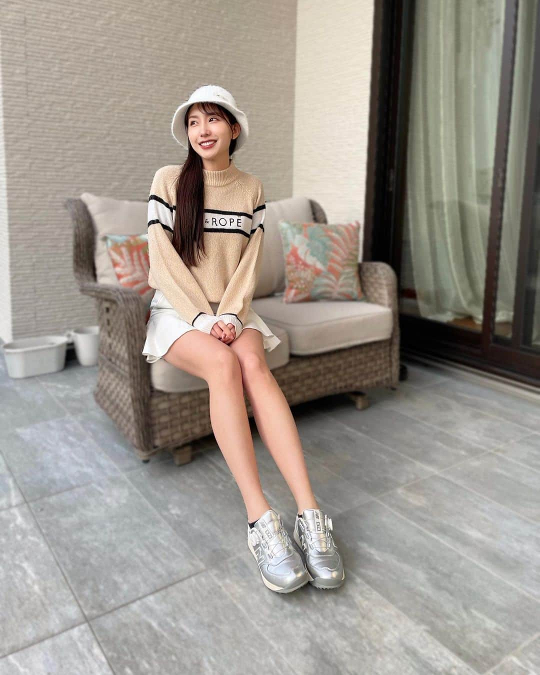 中島亜莉沙のインスタグラム：「ゴルフコーデ🧸🤍 ・Tops/Skirt @junandrope  ・Hat/Shoes @newbalancegolf_japan   プリーツスカートはインナーパンツ一体型で ストレッチも効いてるから動きやすい✌🏻  まだまだ寒いからこのコーデにタイツ履く☺️  ネイルは @sheinofficial で購入した ストーンを乗せてる💅💎 200円くらいで大量に入ってた🥹✌🏻  #newbalancegolf  #junandrope #golf #golfwear #sports #coordinate #ootd #outfit #golfswing  #冬ゴルフ #家族ゴルフ #夫婦ゴルフ #夫婦生活 #ニューバランスゴルフ #ジュンアンドロペ#ゴルフ #ゴルフ女子 #スポーツ女子 #ゴルフウェア #スポーツウェア #コーデ紹介 #골프　#골프여자　#尔夫球 #高尔夫」