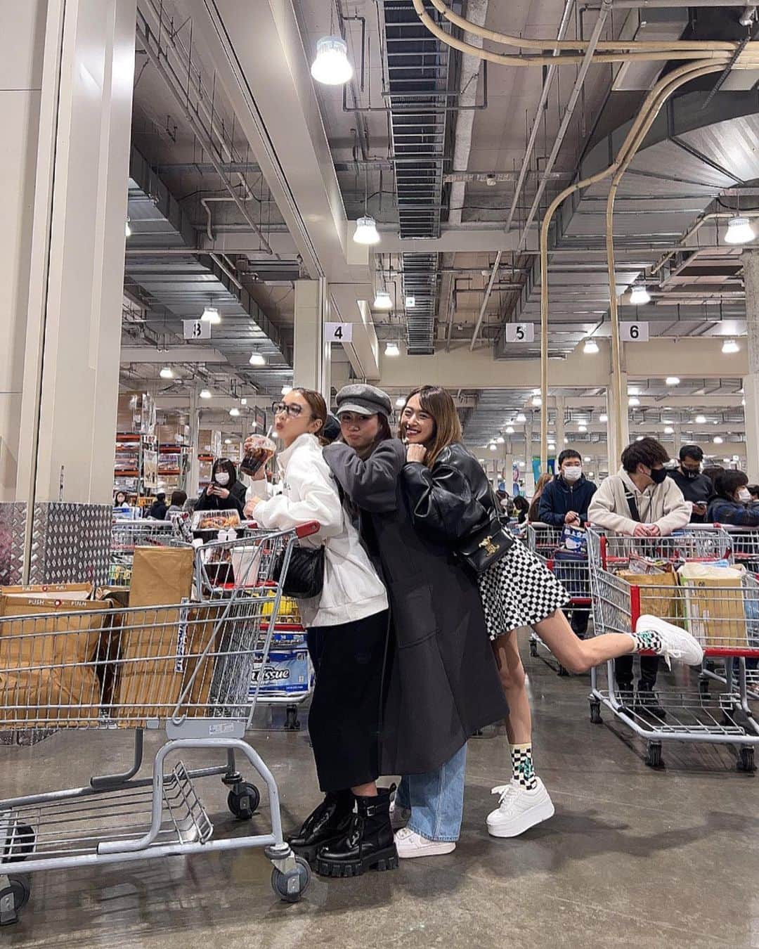 横田彩夏のインスタグラム：「人生初コストコ💭 夢と希望が詰まったスーパーでした🍪 (毎日行きたい)  総じて神回だった🤣  #コストコ#costoco#新三郷#コストコ新三郷#dayoff#ドライブ」