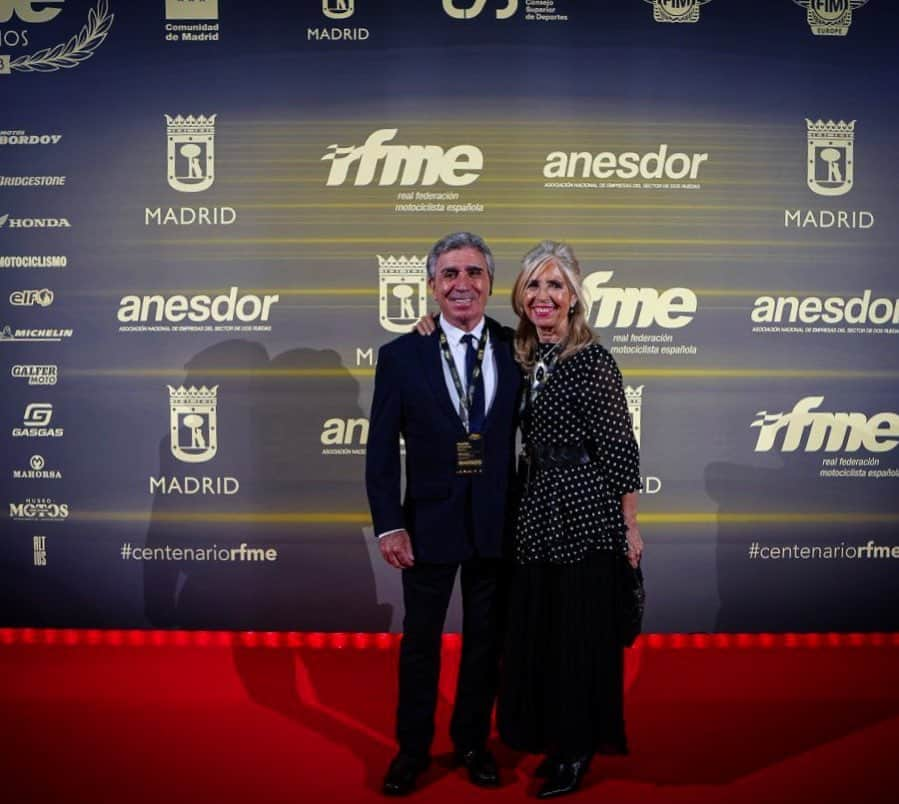 トニ・エリアスのインスタグラム：「Happy to see my elegant and beautiful parents in the @rfme_oficial awards 100 th years. Congratulations Dad"avi toni" to be a Motocross Legend!!! To my Mom to be next to him supporting all time!!! ILoveMyParents!! UsEstimem!!🙏♥️」