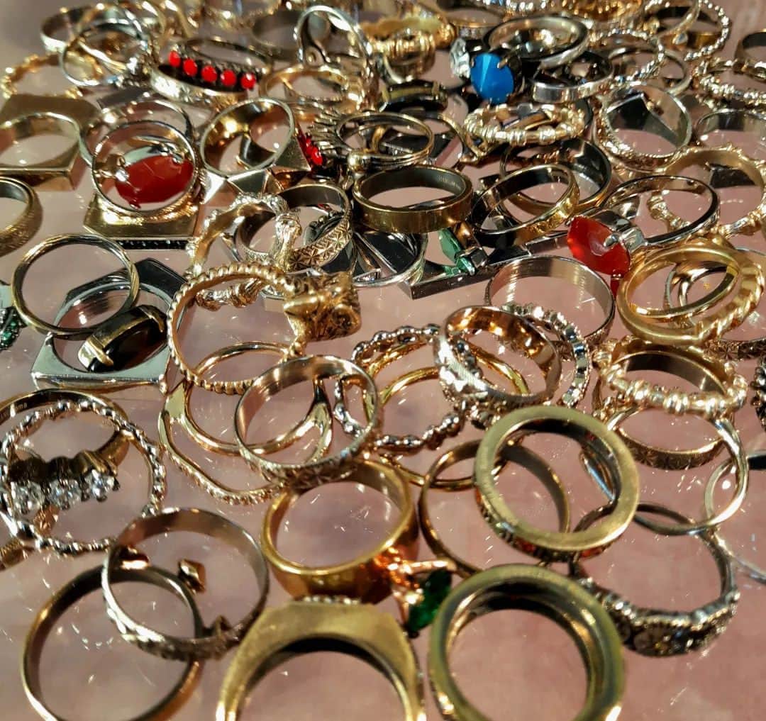 イオッセリアーニのインスタグラム：「World of our rings in brass,silver,gold and precious and semiprecious stones! #iossselliani #brassjewelry #brassrings #silverrings #goldrings #semipreciousstones #preciousstone #ringstack」