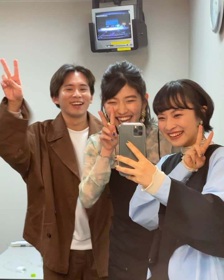 のインスタグラム：「先日開催された、かごしま平和映画祭にて 『青すぎる、青』を特別上映という形で上映していただきました。 嬉しいことに舞台挨拶も。  足を運んで下さった皆様、ありがとうございました！  オール鹿児島ロケでの主演映画を、 地元鹿児島で上映していただき、 登壇させていただけたこと、この上ない幸せでした。  動画は撮影ぶりに揃った3人🤝🏻 撮影期間はほぼ毎日一緒だったし、 空き時間があれば天文館をぶらついたりしてました。 その関係性が映画にも出ているんじゃないかと思います＾＾  観に来られなかった方も、 本上映を楽しみにしていただけたら嬉しいです。  #かごしま平和映画祭 #映画 #青すぎる青 #鹿児島 #オールロケ」