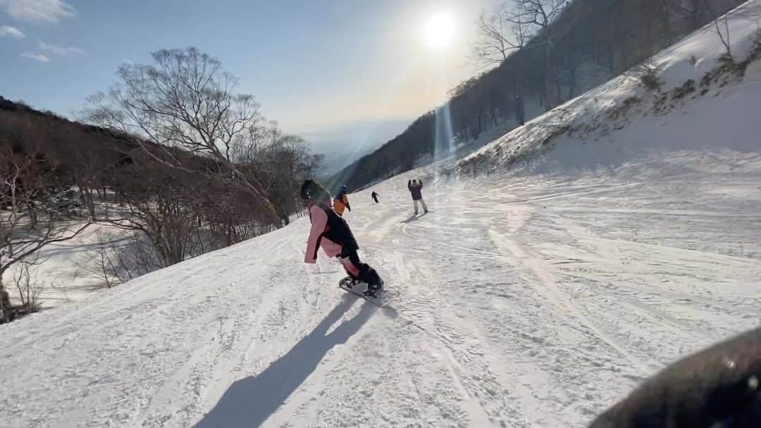 赤羽もものインスタグラム：「リクエストあったスノボ動画！！ あまり上手じゃないけど上げとくwwwwww   #スノボ女子  #スノボ  #スノーボード  #snowboard  #snowboarding」