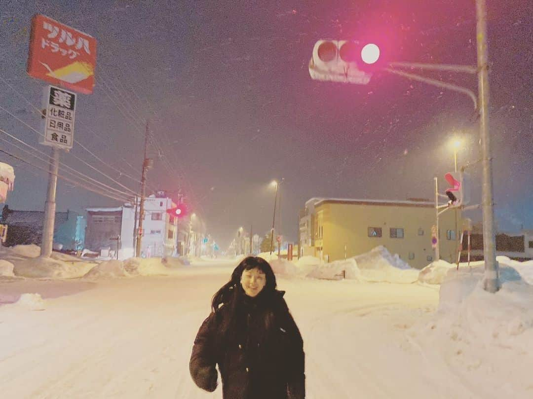 Young Juvenile Youthさんのインスタグラム写真 - (Young Juvenile YouthInstagram)「ふかふかの雪。街中に降り積もる雪があまりにも幻想的で、シーンと澄んだ空気が大好きすぎて。 でもここに住んでる人からしたらまた沢山降って雪かきが大変だって思うのかなぁ。 自然の摂理と共に生きる暮らし。なんか憧れちゃう、、 それにしてもマイナス6度なのに何故か寒くないのが不思議 東京の方が寒く感じるのなんでだろう また来年に、、🥹  #北海道」2月21日 23時38分 - yjymusic