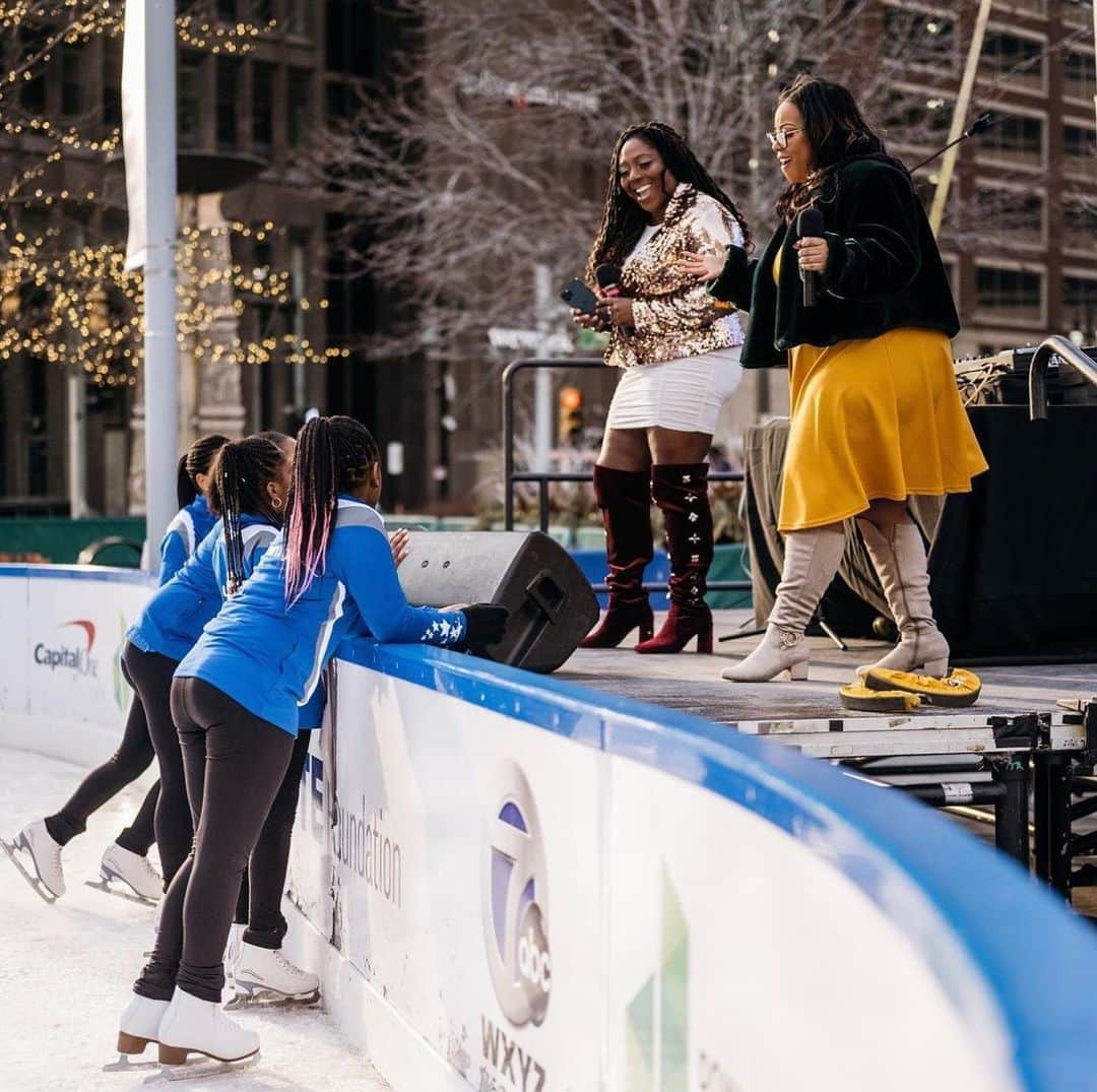 メリル・デイヴィスのインスタグラム：「DETROIT! Come join us for a day of winter fun this Saturday, February 25th!   Hot chocolate, outdoor skating and live music at Campus Martius Park! AND a special performance by the lovely ladies of FSD! ⛸️   Proceeds benefit @figureskatingindetroit 💙 ••• Hope to see you there! Link in my bio for tickets! #detroit 🎟️」