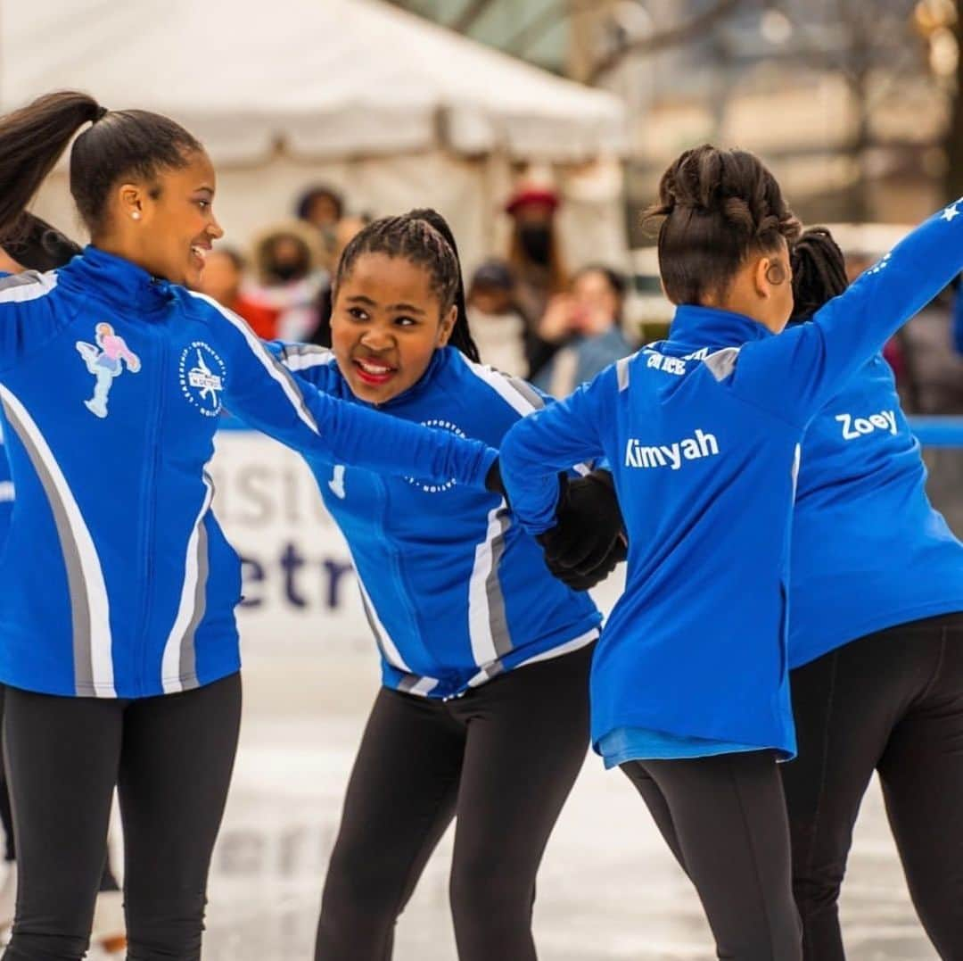 メリル・デイヴィスさんのインスタグラム写真 - (メリル・デイヴィスInstagram)「DETROIT! Come join us for a day of winter fun this Saturday, February 25th!   Hot chocolate, outdoor skating and live music at Campus Martius Park! AND a special performance by the lovely ladies of FSD! ⛸️   Proceeds benefit @figureskatingindetroit 💙 ••• Hope to see you there! Link in my bio for tickets! #detroit 🎟️」2月22日 5時13分 - meryledavis