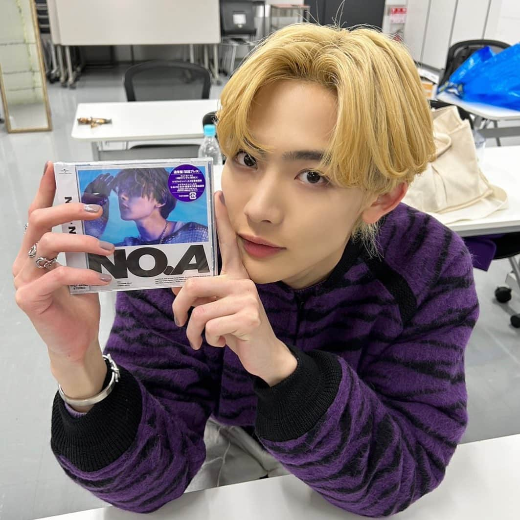 NOA（ノア）さんのインスタグラム写真 - (NOA（ノア）Instagram)「僕の1st ALBUM 『NO.A』がリリースされました！NOANAの皆んながいてくれたからできたアルバムです。このアルバムに関わってくださったプロデューサーの皆さまをはじめ、全ての関係者の皆さまへ感謝の気持ちでいっぱいです。 22年分の僕がぎっしり詰まった一作になりました。たくさん聞いて楽しんでいただけたら嬉しいです。  これからも音楽を通してたくさんのメッセージを届けられるようがんばります。 ありがとうございます。LOVE YOU!! すぐ会いましょう  My 1st ALBUM "NO.A" has been released! It's an album that was made because NOANA was always with me.I'm very grateful to the producers who participated and everyone who participated in this album. It became a piece of art that contained 22 years of my self. I hope you listen to the album a lot and enjoy each song.  I will continue to try to deliver many messages through music. Thank you. See you soon!! LOVE YOU ALL!!!  저의 1st ALBUM 'NO.A' 가 발매되었습니다! NOANA가 있어줘서 만들어진 앨범입니다. 참여해주신 프로듀서님들, 그리고 이 앨범에 참여해주신 모든 분들께 감사의 마음이 가득합니다.  22년의 자신이 담긴 한 작품이 되었습니다. 앨범 많이 듣고 한 곡 한 곡 즐겨주셨으면 좋겠습니다.  앞으로도 음악을 통해 많은 메시지를 전달할 수 있도록 노력하겠습니다. 감사합니다. 사랑합니다. 곧 봐요!!ㅎㅎ  💜💜💜  #NOANA #NOA #numberA」2月22日 0時02分 - n_o_a_3_